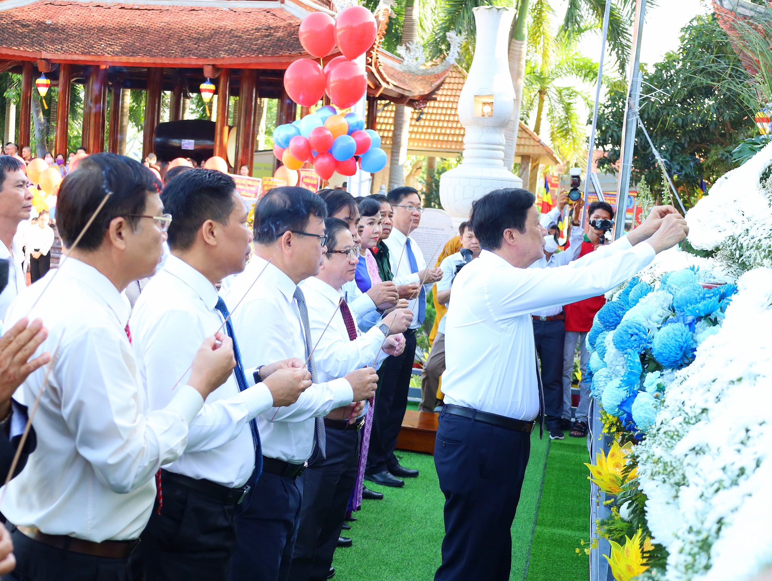 Ông Phạm Văn Hiểu - Phó Bí thư thường trực Thành ủy, Chủ tịch HĐND TP. Cần Thơ thực hiện nghi thức dâng hương.