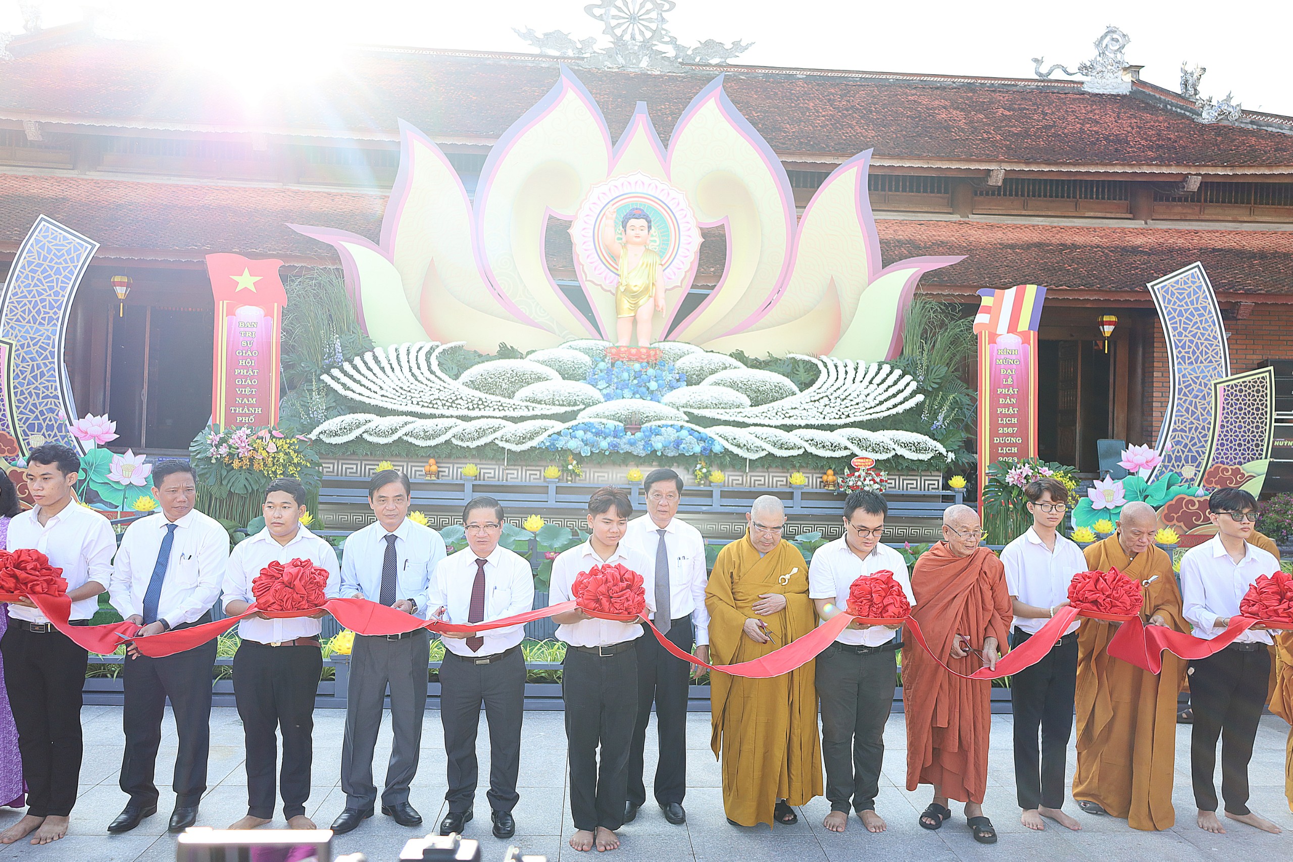 Các đại biểu thực hiện nghi thức cắt băng khai mạc lễ hội “Ẩm thực chay” nhằm gây quỹ hoạt động Phật sự.