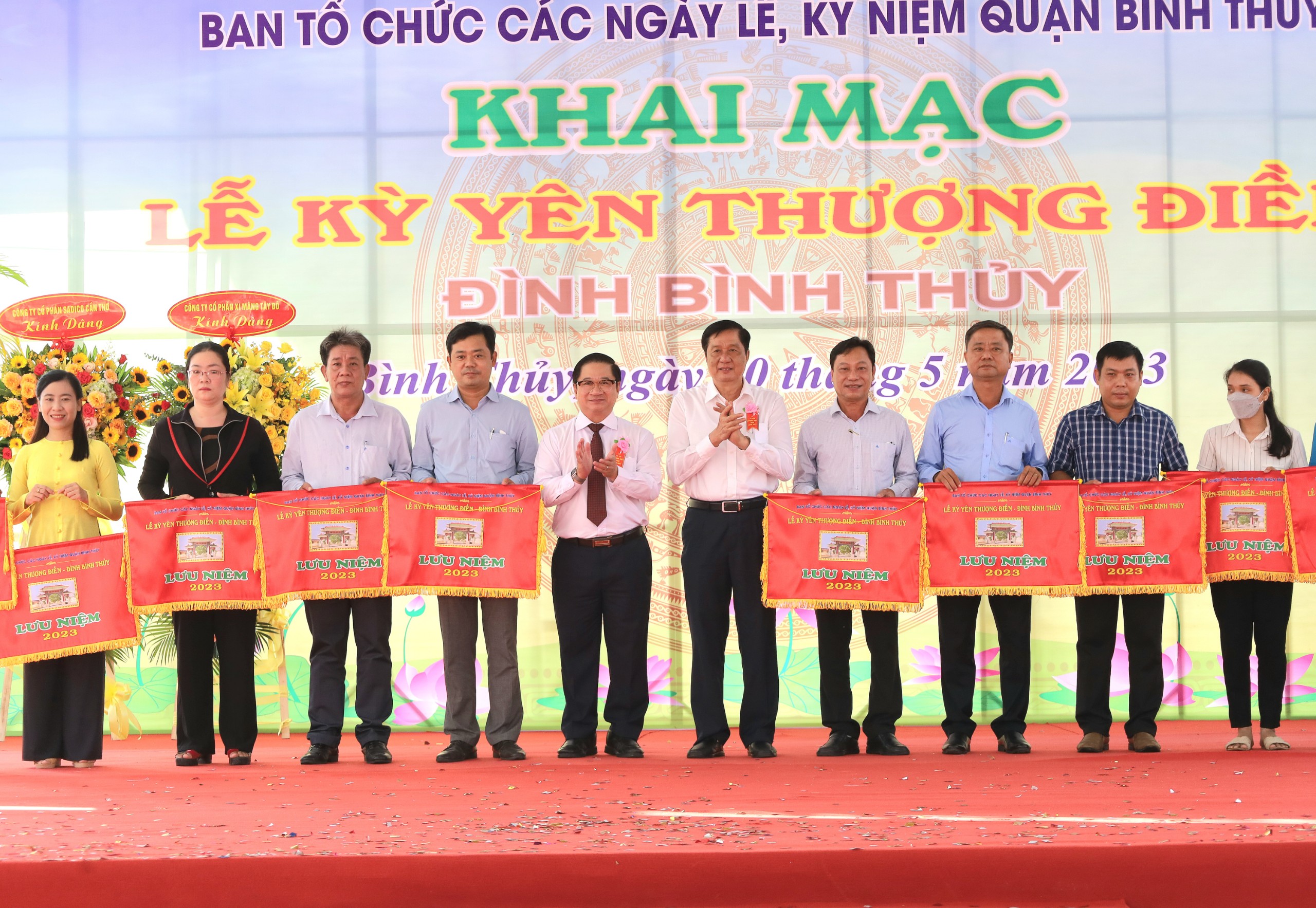 Ông Phạm Văn Hiểu - Phó Bí thư thường trực Thành ủy, Chủ tịch HĐND TP. Cần Thơ và ông Trần Việt Trường - Phó Bí thư Thành ủy, Chủ tịch UBND TP. Cần Thơ trao cờ lưu niệm cho các đơn vị tham gia lễ hội.