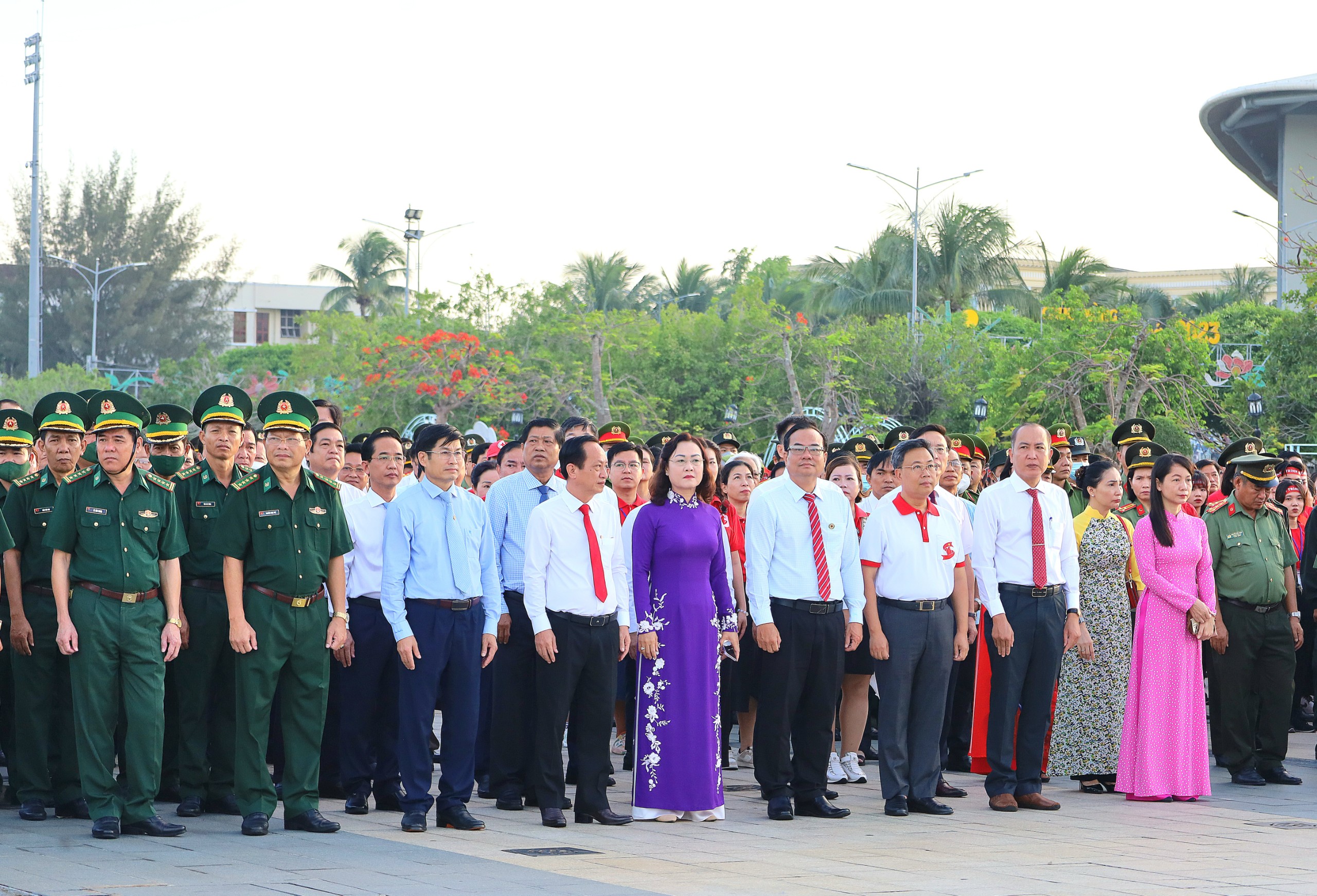 Các đại biểu tham dự lễ chào cờ, rước đuốc và xuất quân diễu hành khai mạc Hành trình Đỏ toàn quốc lần thứ XI – năm 2023.