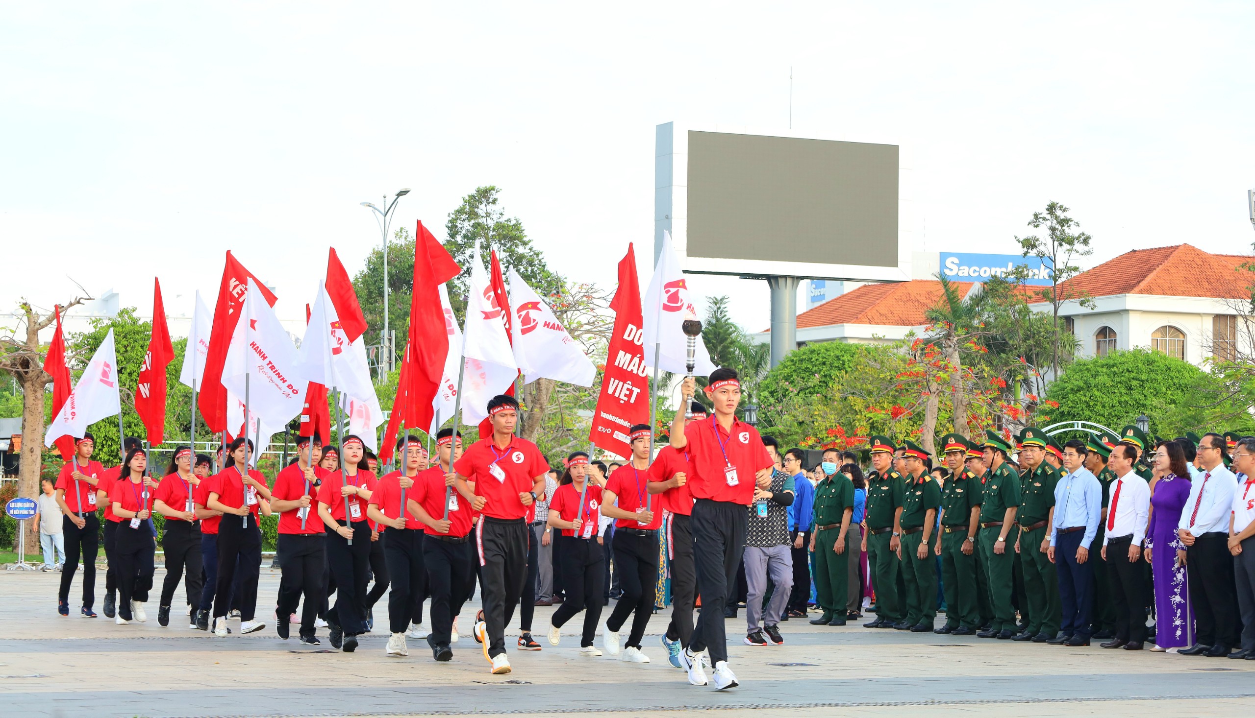 Ngay sau lễ chào cờ là nghi thức rước đuốc của Hành trình Đỏ. Ngọn đuốc được đại diện vận động viên và tình nguyện viên tỉnh Bạc Liêu rước từ Đài tưởng niệm các Anh hùng, liệt sĩ.