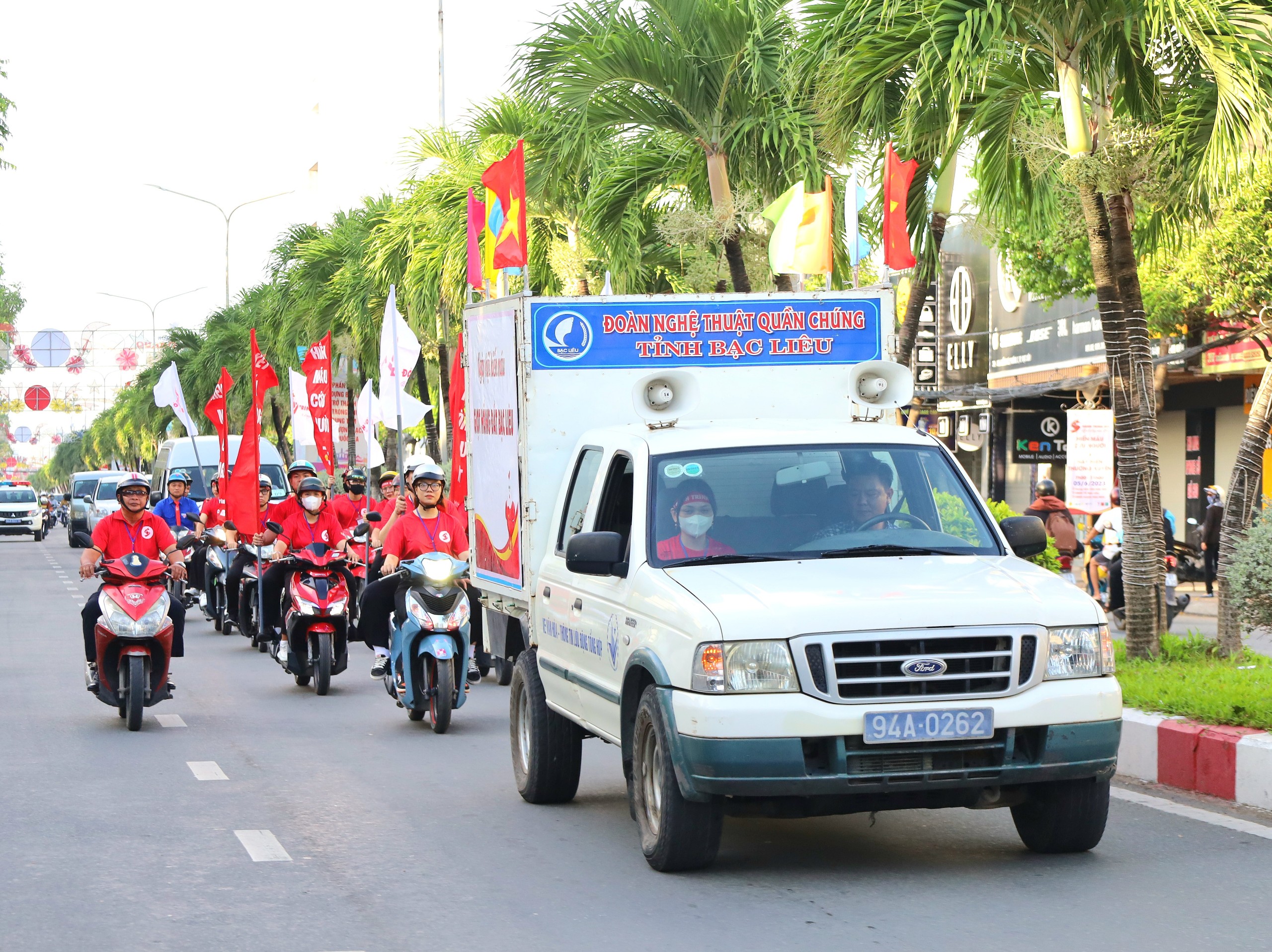 Đoàn diễu hành, cổ động hiến máu di chuyển tới Nghĩa trang Liệt sĩ tỉnh Bạc Liêu.