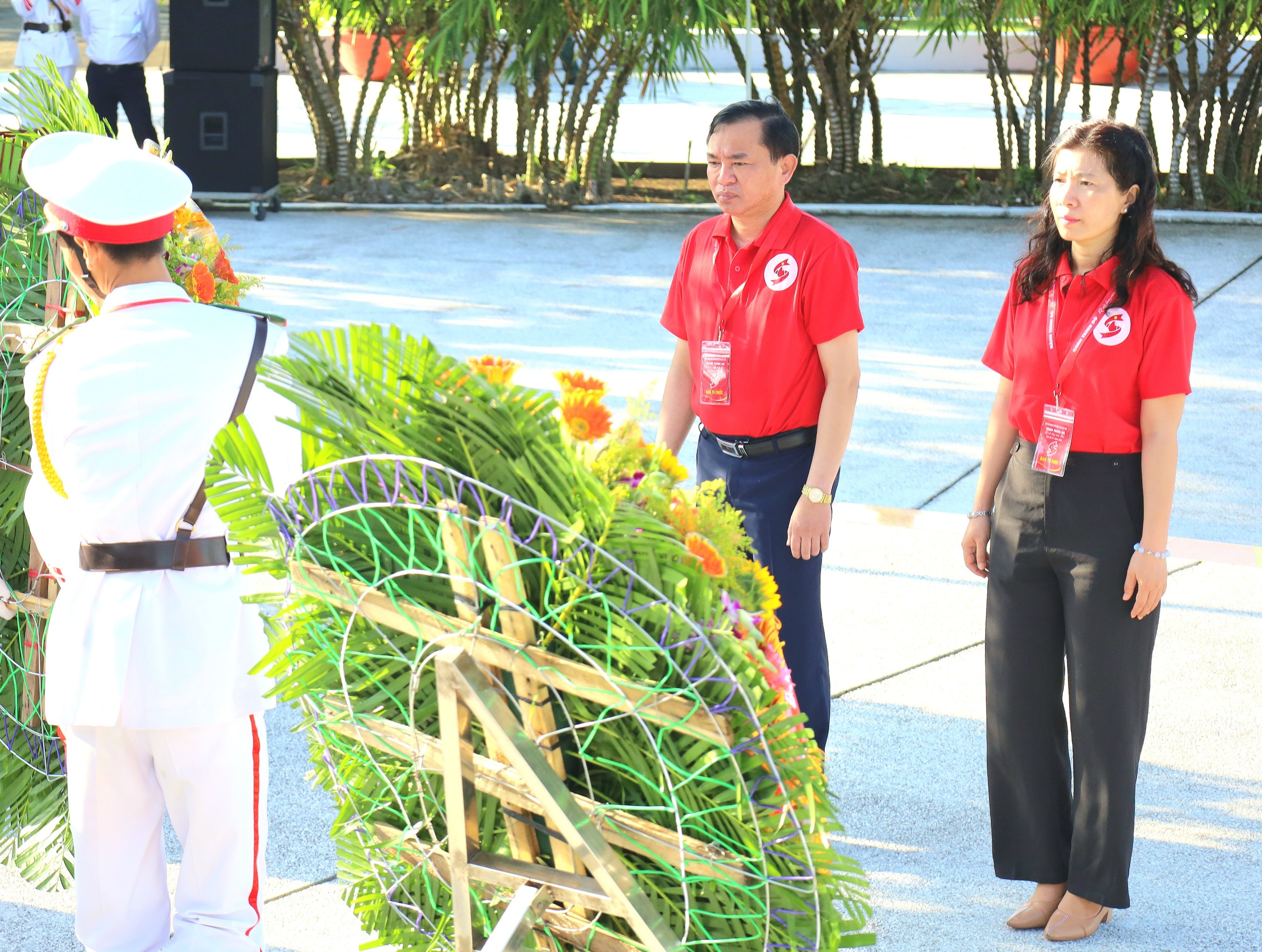 Ông Phan Thanh Duy - Phó Chủ tịch UBND tỉnh, Trưởng Ban Chỉ đạo Vận động hiến máu Tình nguyện tỉnh, Trưởng Ban tổ chức Hành trình Đỏ tỉnh Bạc Liêu và bà Nguyễn Phương Loan - Chủ tịch Hội Chữ thập đỏ tỉnh Bạc Liêu, Phó Trưởng ban Thường trực Ban Chỉ đạo vận động hiến máu tình nguyện tỉnh Bạc Liêu viếng Nghĩa trang liệt sĩ tỉnh.