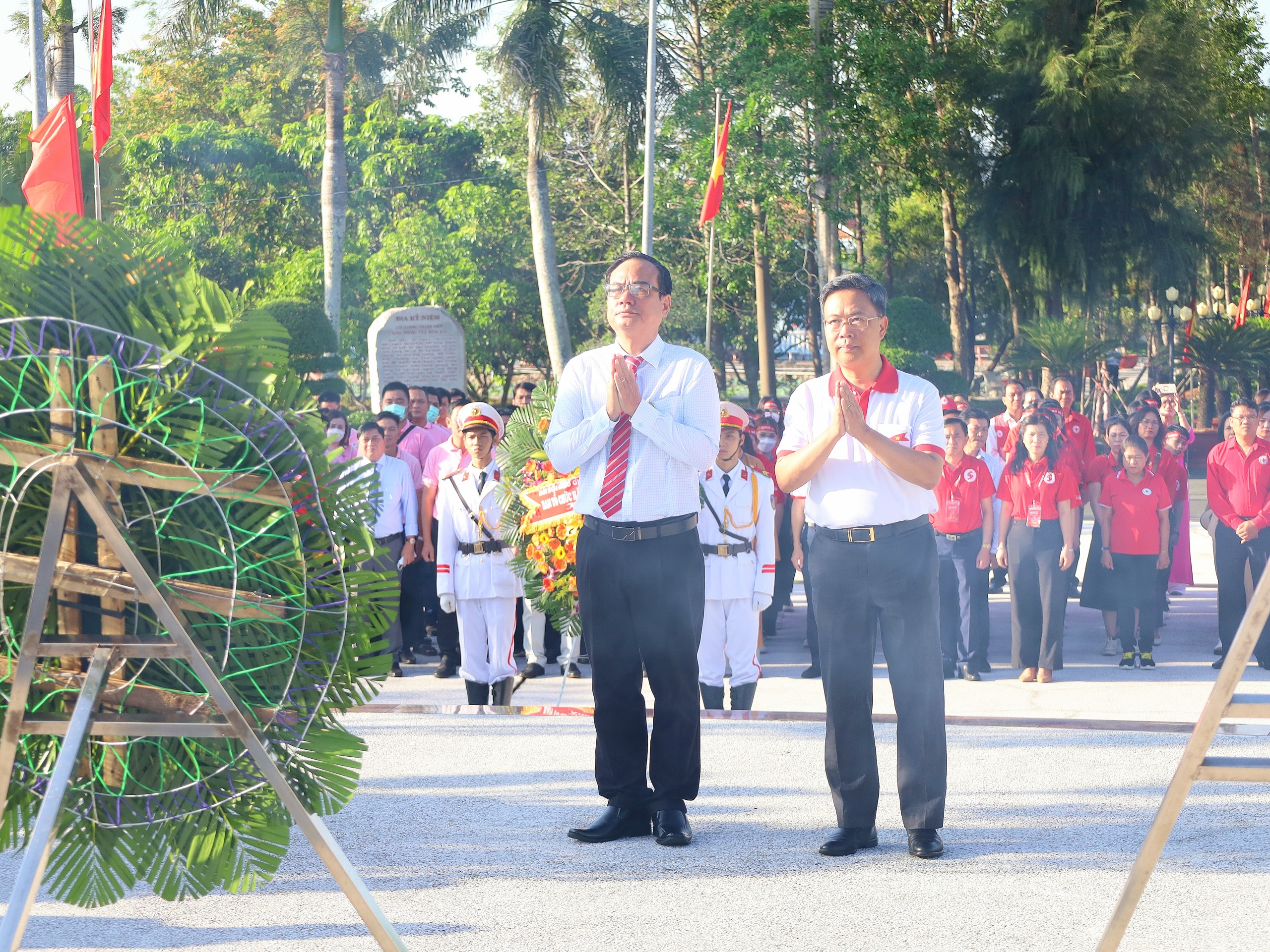 PGS. TS. Nguyễn Hà Thanh - Viện trưởng Viện Huyết học – Truyền máu TW, Trưởng Ban tổ chức Hành trình Đỏ và BSCKII. Bùi Quốc Nam - Giám đốc Sở Y tế tỉnh Bạc Liêu viếng Nghĩa trang liệt sĩ tỉnh.