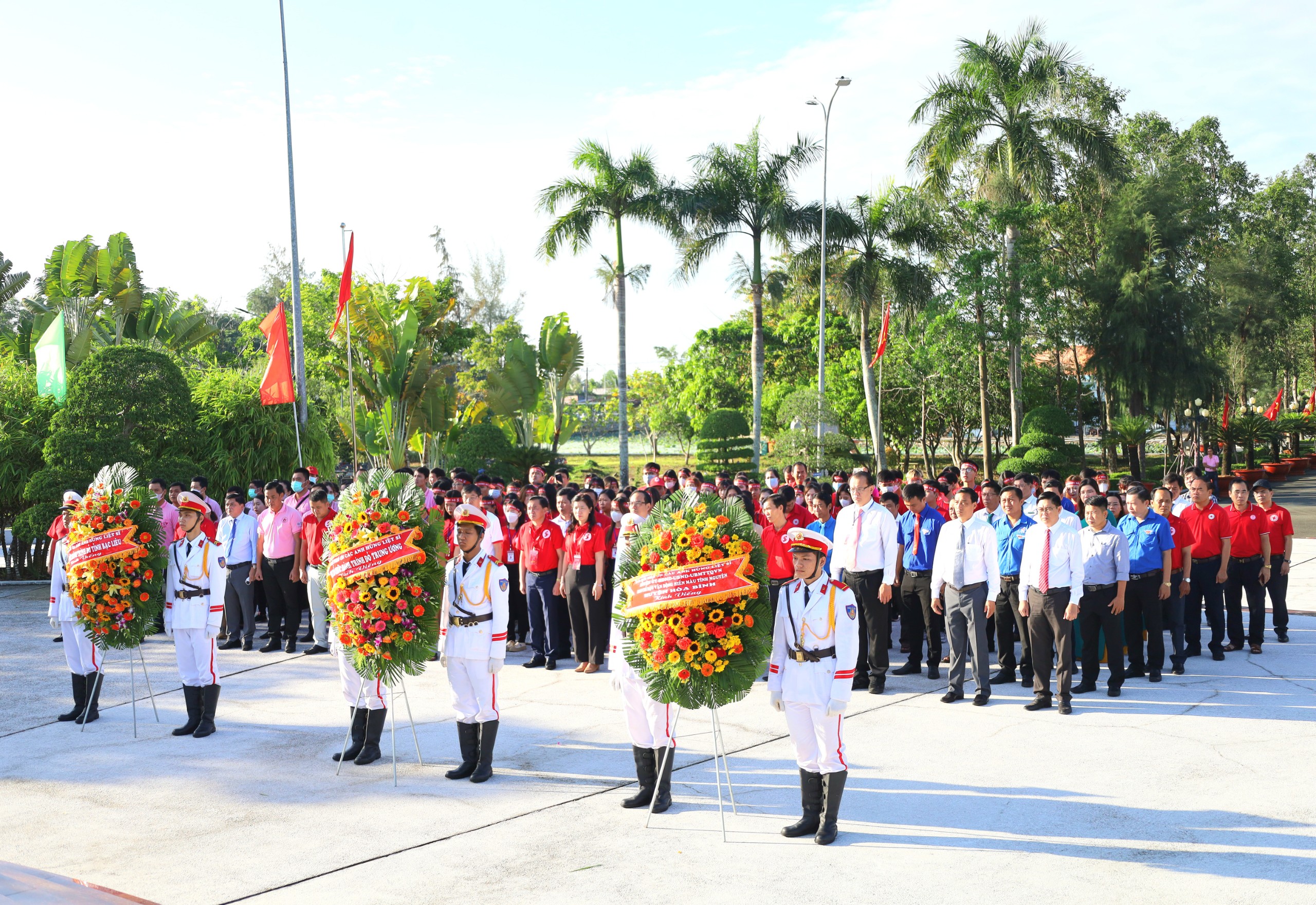 Các đại biểu viếng Nghĩa trang Liệt sĩ tỉnh Bạc Liêu.