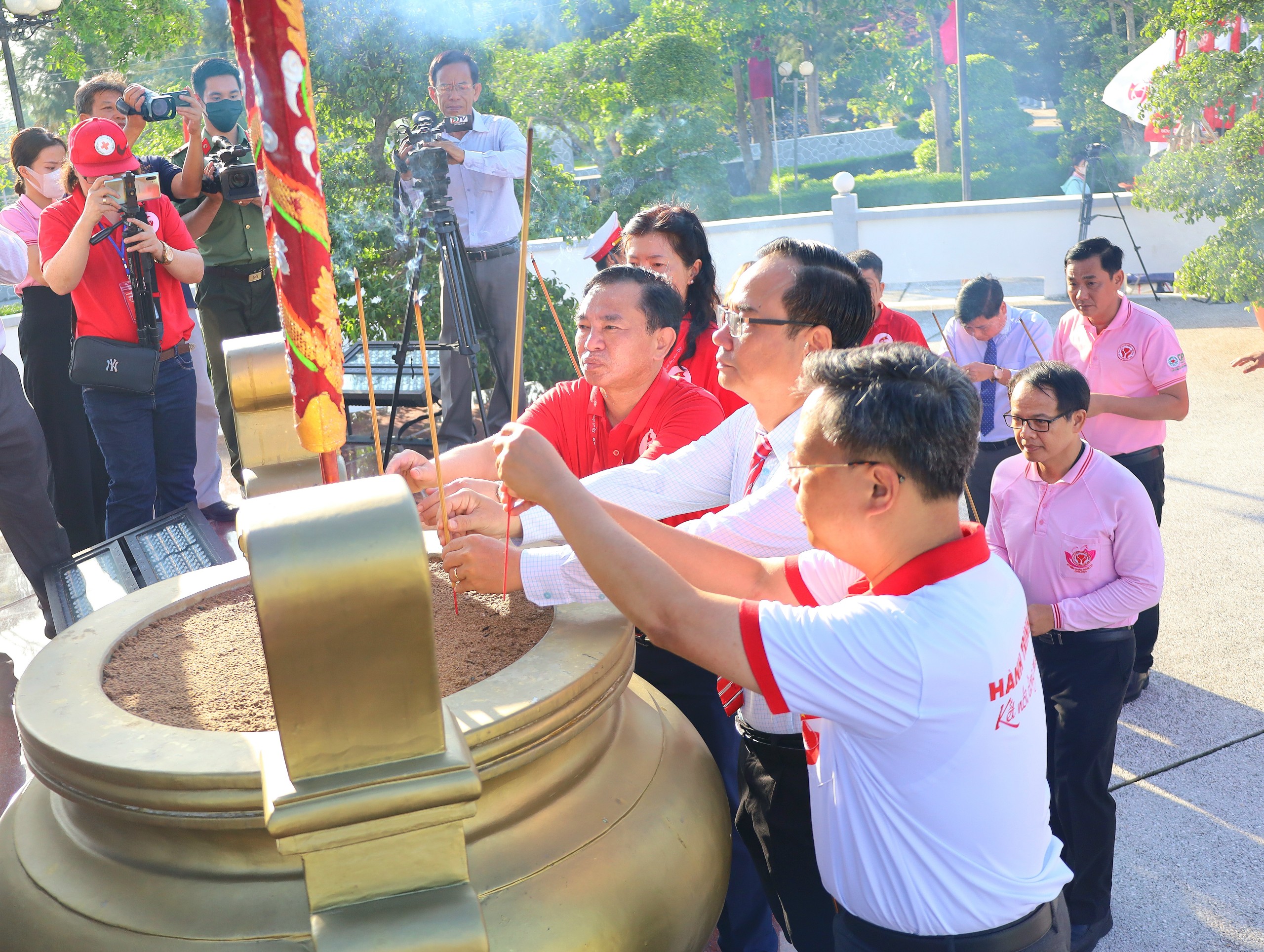 Các đại biểu dâng hương tại Nghĩa trang liệt sĩ tỉnh Bạc Liêu.