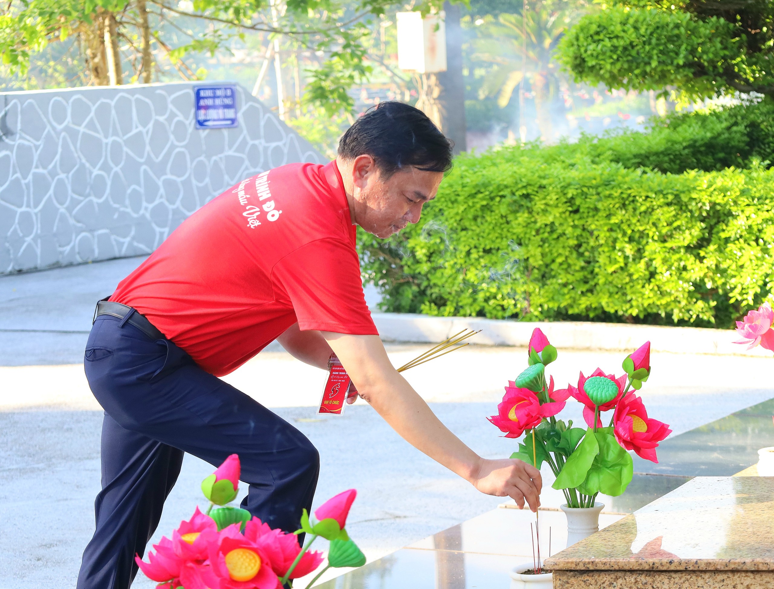 Ông Phan Thanh Duy - Phó Chủ tịch UBND tỉnh, Trưởng Ban Chỉ đạo Vận động hiến máu Tình nguyện tỉnh, Trưởng Ban tổ chức Hành trình Đỏ tỉnh Bạc Liêu thắp hương tại Nghĩa trang liệt sĩ tỉnh.