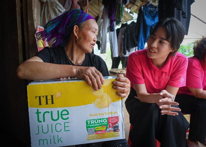 Bà Vừ Thị Thào chia sẻ câu chuyện gia đình mình với đại diện Quỹ Vì tầm vóc Việt.