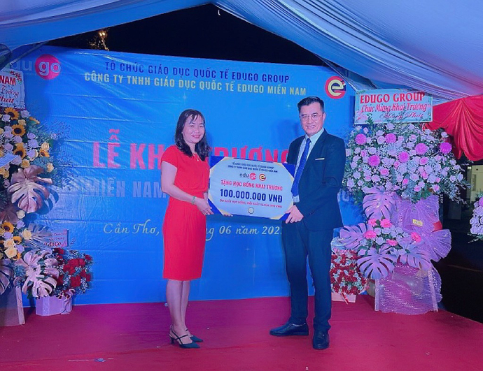 Bà Trịnh Thị Thanh Chi - Phó Giám đốc EduGo miền Nam chi nhánh Cần Thơ đại diện Công ty nhận Bảng học bổng.
