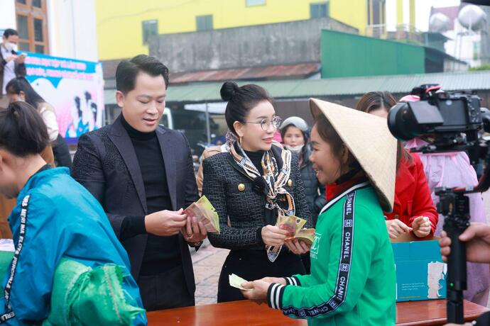 TGĐ Phan Thị Mai và CEO Hoàng Kim Khánh trao 1.124 phần quà cho những hộ gia đình khó khăn tại huyện Đức Thọ.