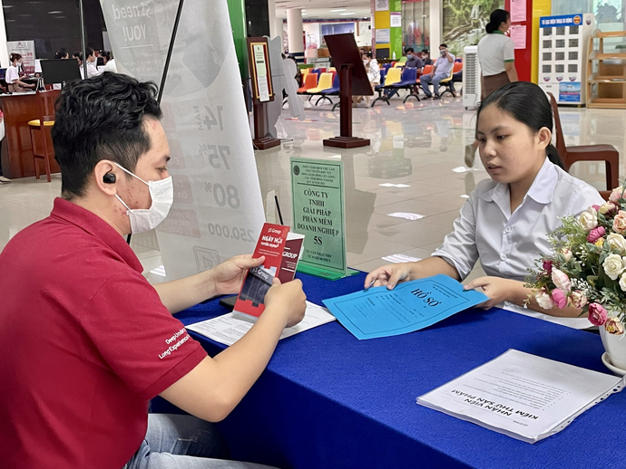 Người lao động đang tìm hiểu cơ hội nghề nghiệp tại Phiên giao dịch.