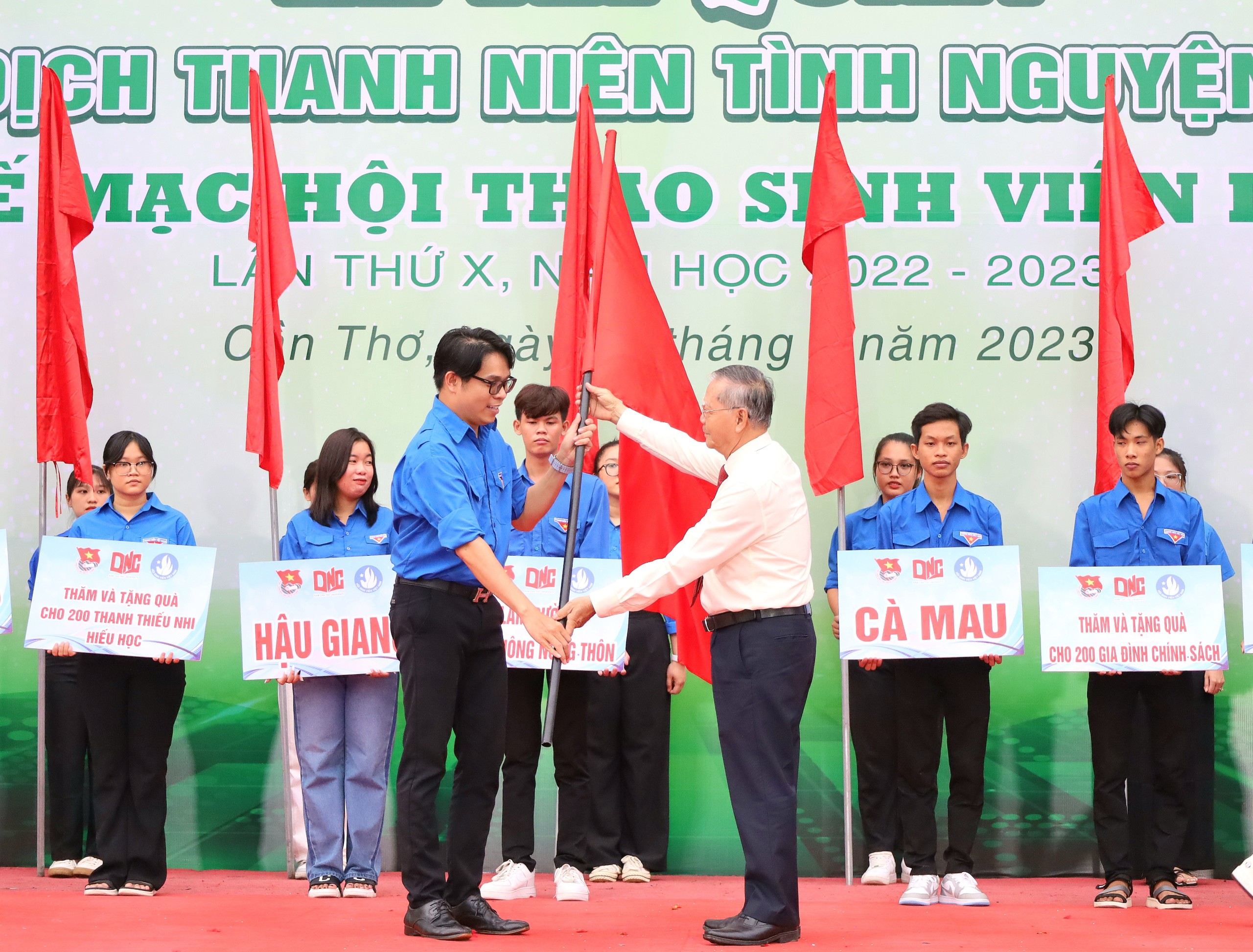 Tiến sĩ Nguyễn Văn Quang - Hiệu trưởng Trường Đại học Nam Cần Thơ trao cờ Chiến dịch Thanh niên tình nguyện Hè năm 2023 cho anh Nguyễn Nhật Trường – Giám đốc Trung tâm Hỗ trợ Sinh viên và Hợp tác doanh nghiệp, Bí thư Đoàn trường.