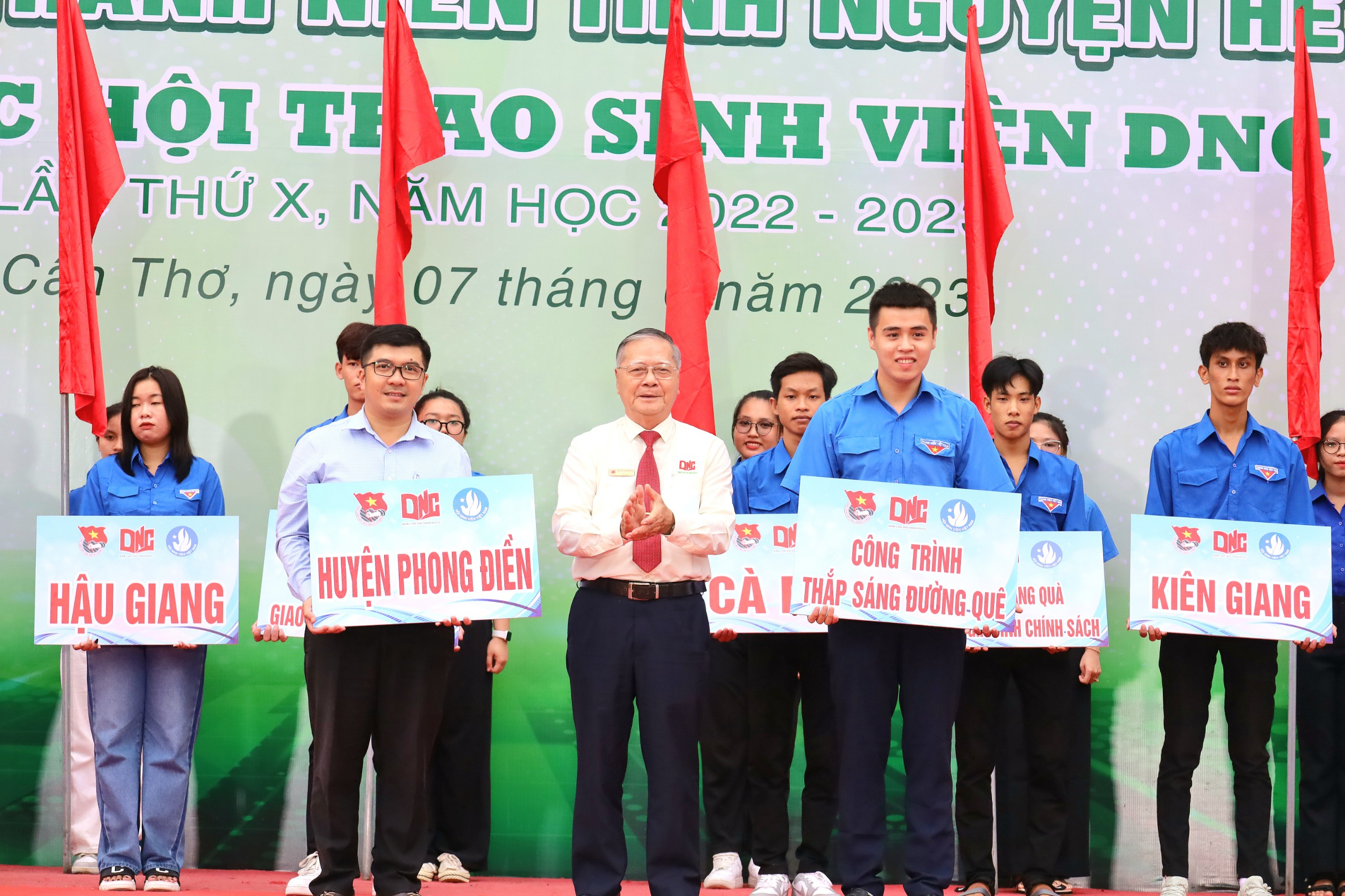 Tiến sĩ Nguyễn Văn Quang – Hiệu trưởng Trường Đại học Nam Cần Thơ trao bảng tượng trưng cho đơn vị phối hợp và công trình Thanh niên “Thắp sáng đường quê”.