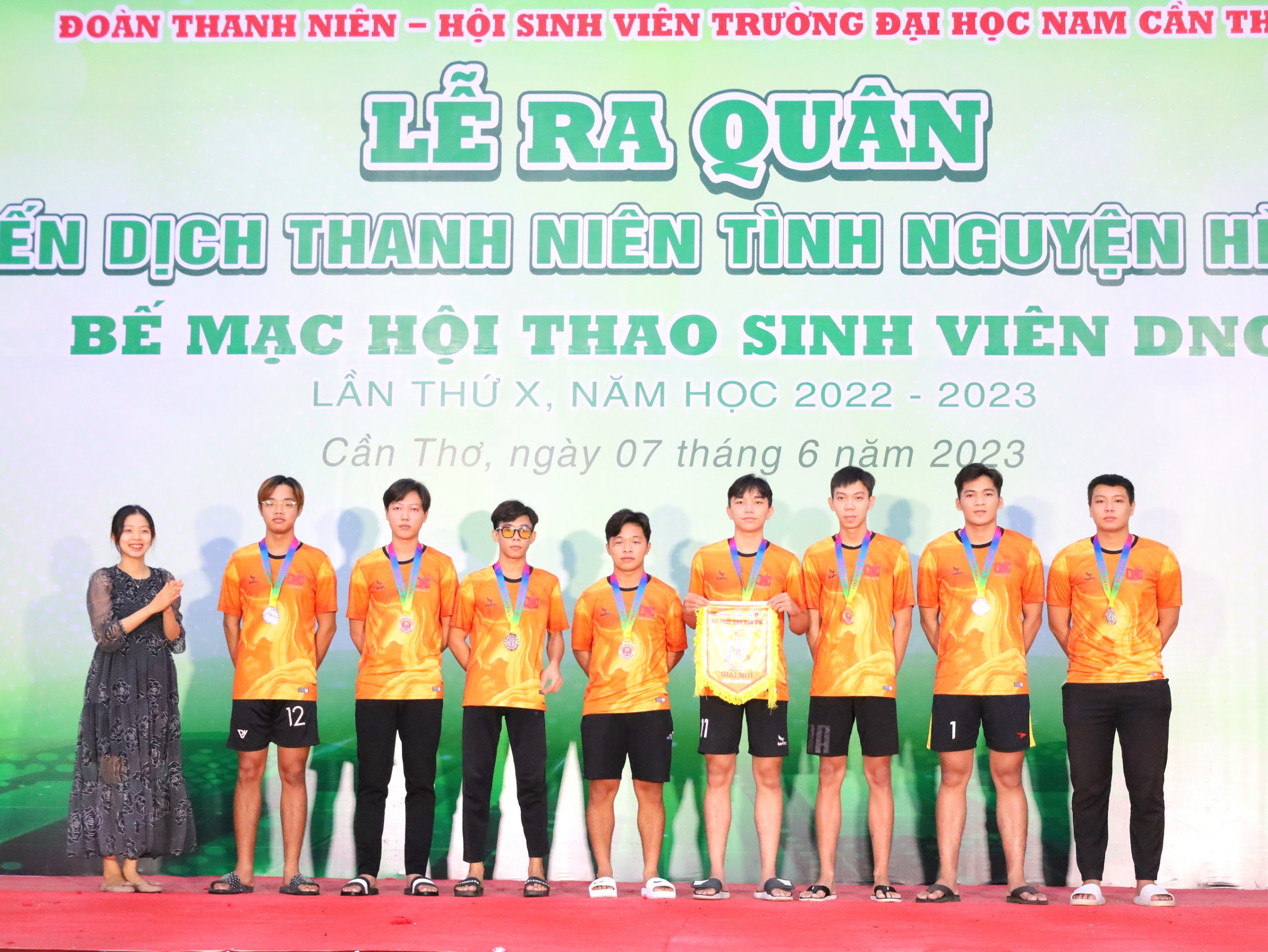 Chị Nguyễn Thị Thanh Trúc – Phó Phòng Tư vấn tuyển sinh và truyền thông, Bí thư Đoàn Khoa Du lịch và Quản trị Nhà hàng – Khách sạn, Bí thư Đoàn bộ môn Ngôn Ngữ Anh trao cờ cho đơn vị đạt giải nhì môn Bóng chuyền nam.