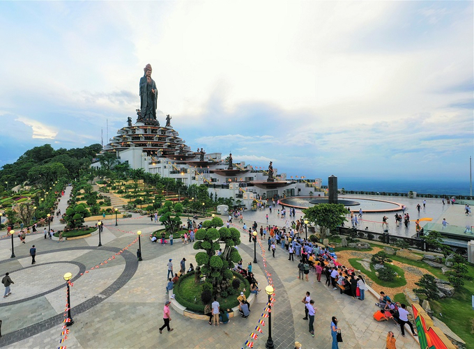 Tượng Phật Tây Bổ Đà Sơn thu hút đông đảo du khách tới chiêm bái.