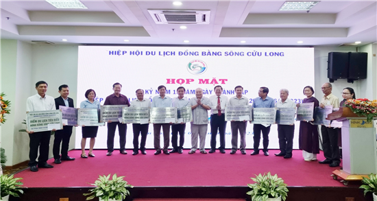 Hiệp hội Du lịch ĐBSCL trao quyết định công nhận điểm du lịch tiêu biểu năm 2023.