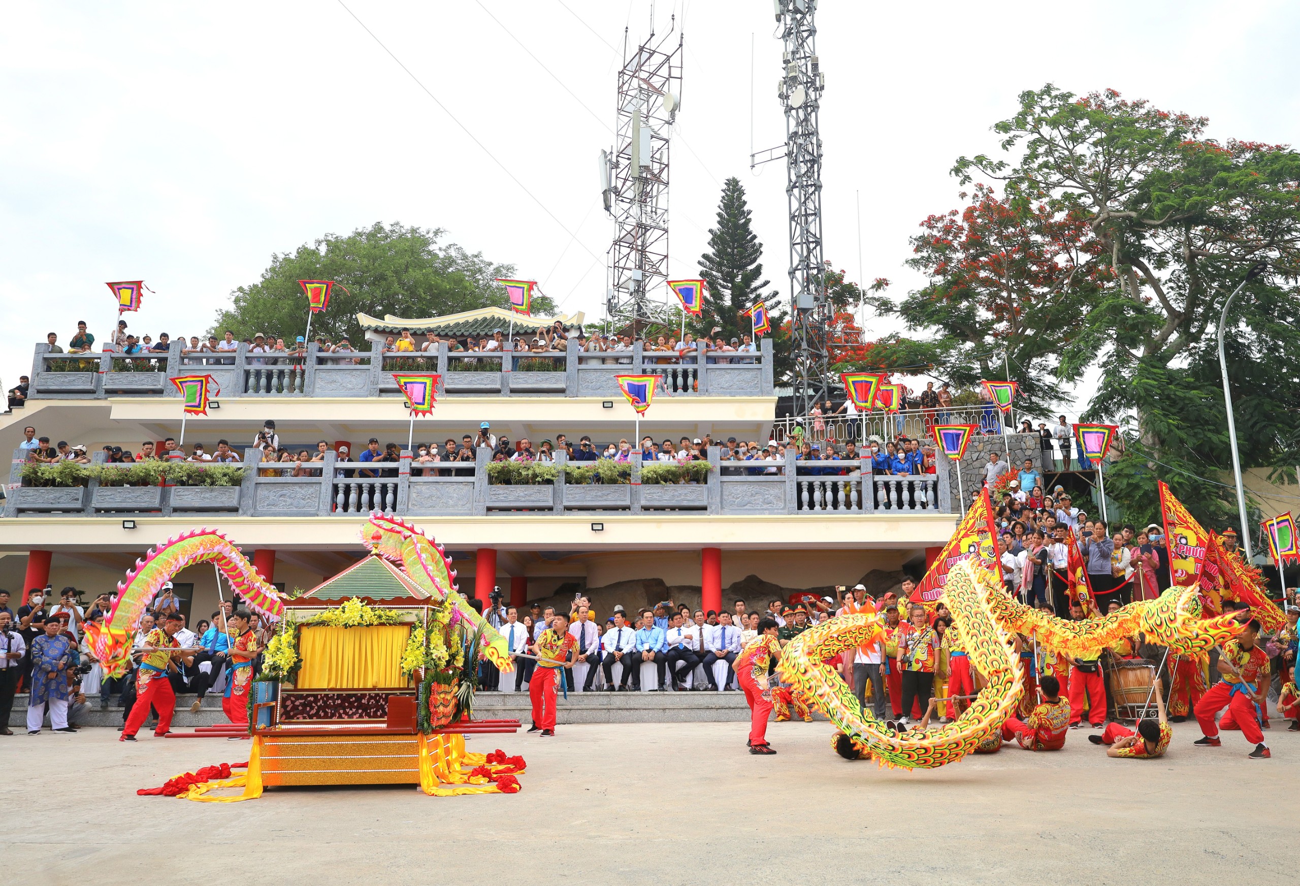 Các nghi thức cung thỉnh Thánh mẫu Chúa Xứ núi Sam xuống núi được thực hiện trên đỉnh núi nơi bà ngự.