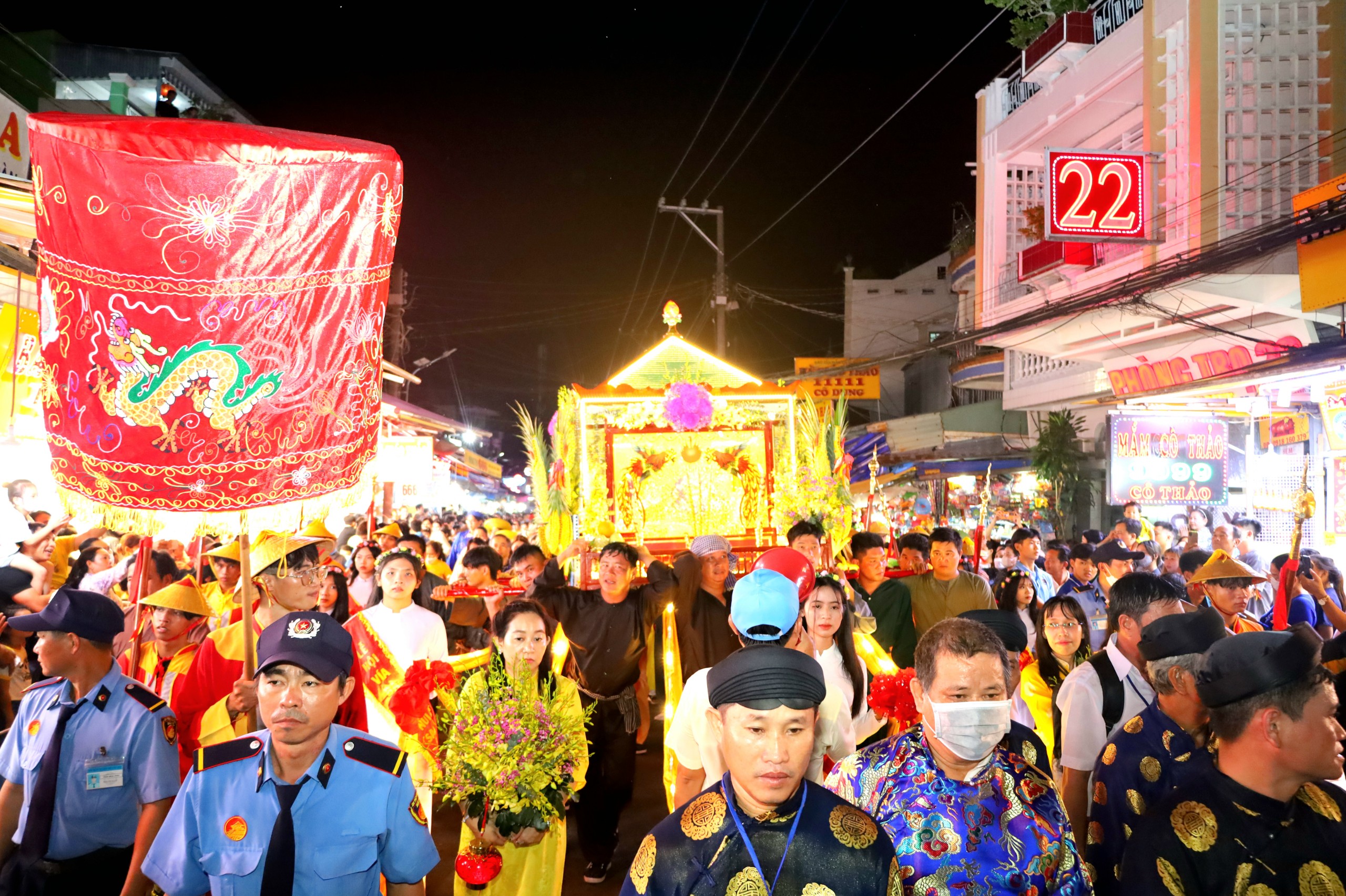 Đông đảo người dân địa phương và du khách tham gia lễ phục hiện rước tượng Bà Chúa Xứ núi Sam từ bệ đá bà ngự trên đỉnh núi Sam.