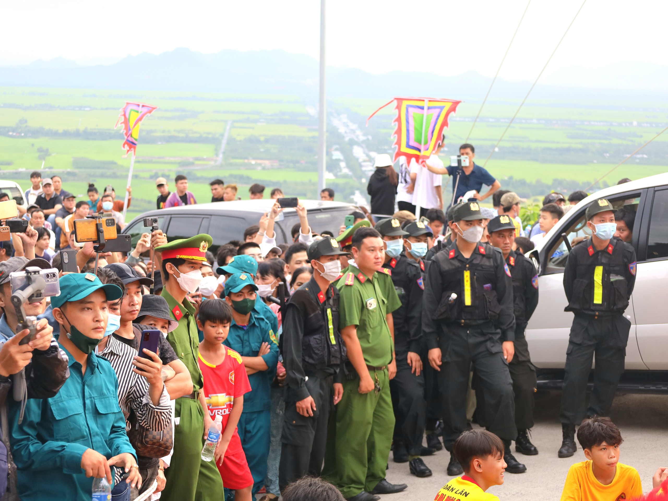 Lực lượng công an phối hợp cùng các lực lượng tham gia đảm bảo ANTT tại khu vực bệ đá bà ngự trên đỉnh núi Sam.