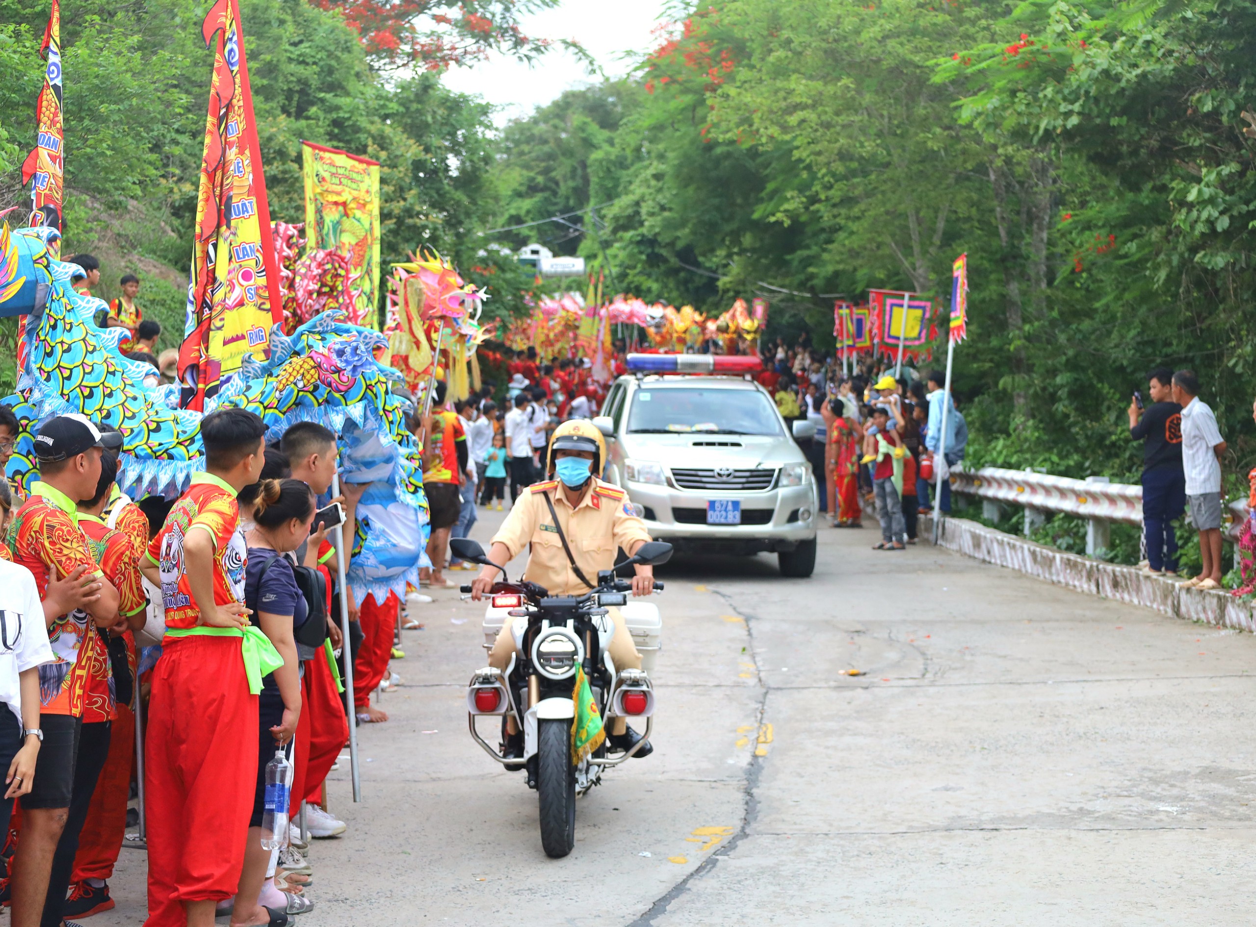 Lực lượng Cảnh sát giao thông tham gia dẫn đoàn lễ phục hiện rước tượng Bà Chúa Xứ núi Sam từ bệ đá bà ngự trên đỉnh núi Sam.