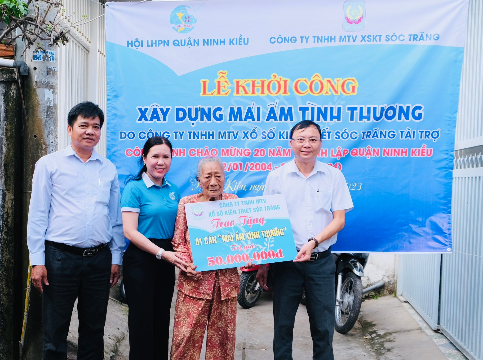 Ông Trương Minh Trí - Phó Trưởng Ban Dân vận Quận ủy Ninh Kiềuvà bà Nguyễn Thị Hồng Nga - Chủ tịch Hội LHPN quận Ninh Kiều trao bảng tượng trưng cho bà Bà Trần Thị An, ngụ khu vực 4, phường Cái Khế, quận Ninh Kiều.