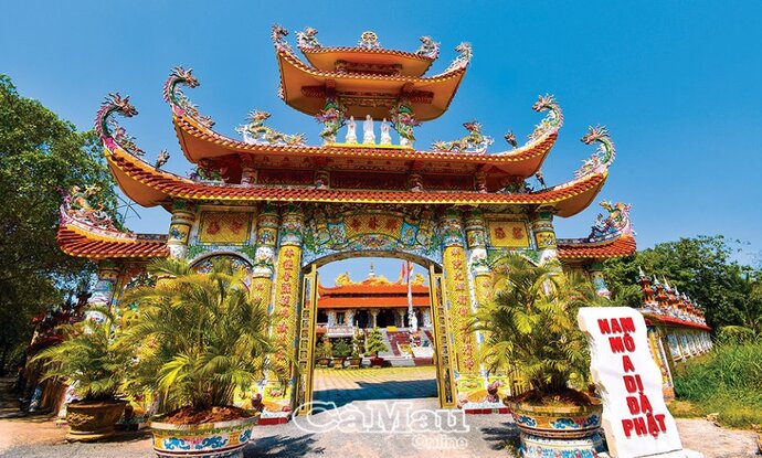 Chùa Thiền Lâm toạ lạc tại Khóm 4, phường Tân Thành, được xây dựng vào khoảng năm 1810, trải qua nhiều lần trùng tu, tôn tạo, kiến trúc chùa ngày nay khang trang, bề thế, chạm trổ rồng tinh xảo.