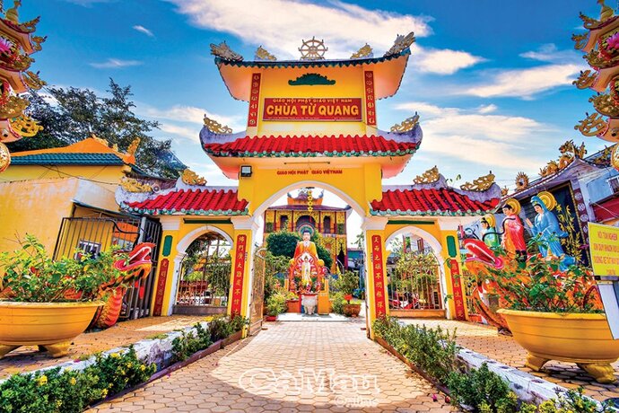 Chùa Từ Quang toạ lạc tại số 435, Nguyễn Trãi, Phường 9, được du khách đánh giá là nơi thờ tự uy nghiêm và có phong cảnh đẹp, bình yên và tĩnh lặng nhất ở TP Cà Mau.