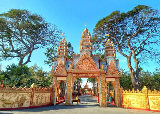 Chùa Monivongsa Bopharam, ngôi chùa Khmer Nam Bộ với lối kiến trúc đặc trưng của Phật giáo Nam tông và là ngôi chùa lớn nhất, đẹp nhất tại TP Cà Mau. Chùa được xây dựng vào năm 1964, do Ðại đức Thạch Kên đứng ra kêu gọi tăng tín đồ phật tử đóng góp.