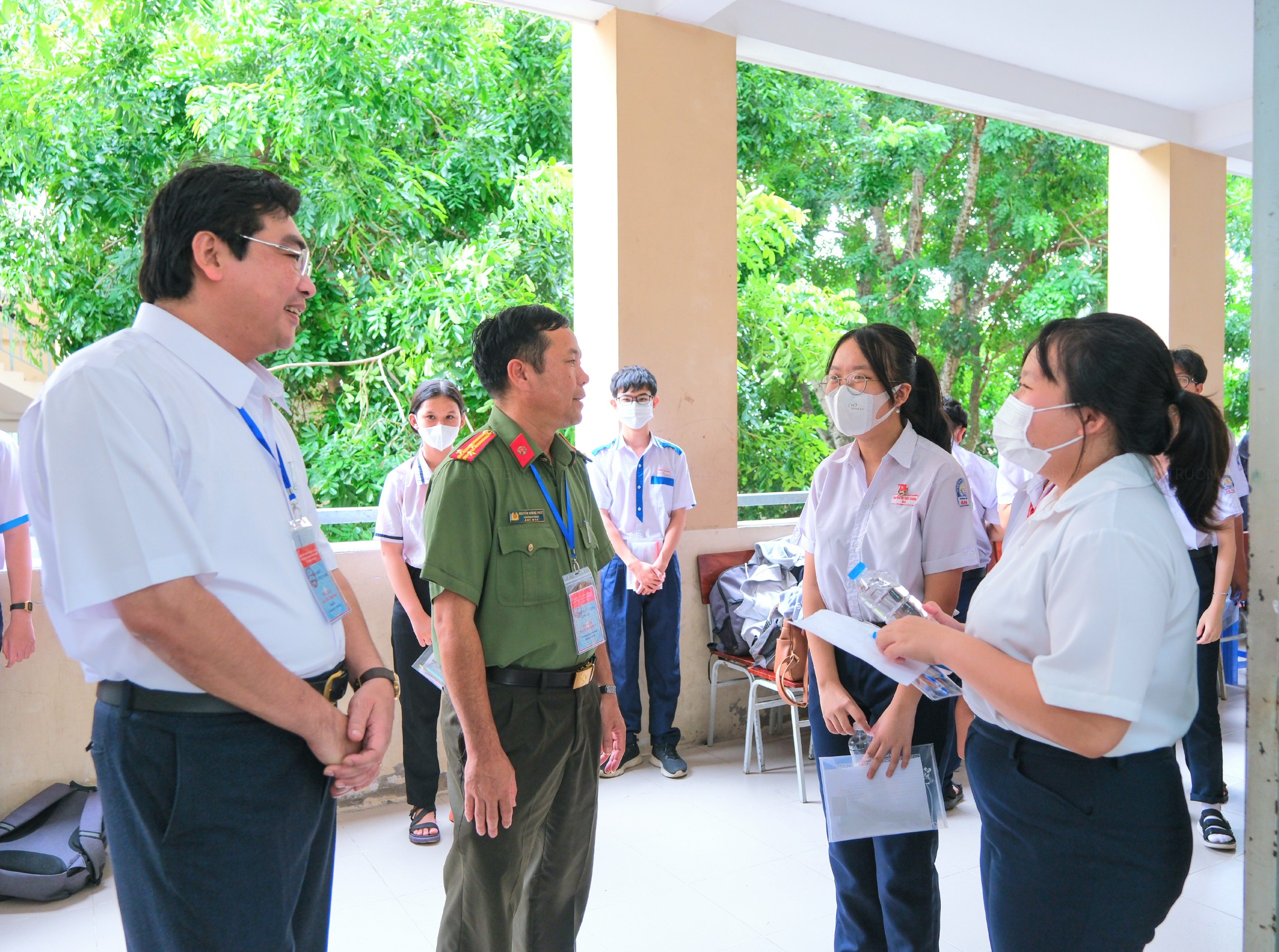 Ông Trần Thanh Bình - Giám đốc Sở Giáo dục và Đào tạo TP. Cần Thơ (bìa trái) trò chuyện cùng các em học sinh dự thi tuyển sinh lớp 10 năm học 2023 - 2024.