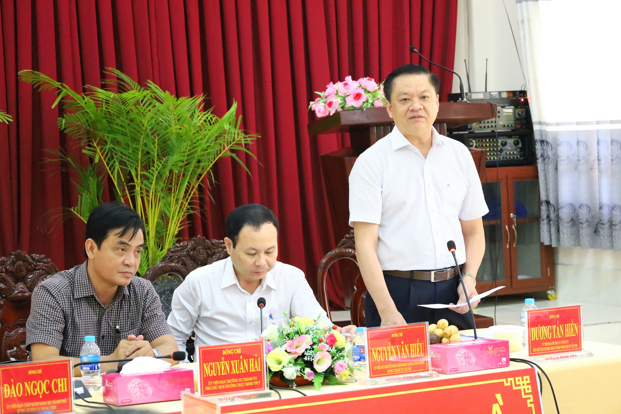 Ông Dương Tấn Hiển – UV BTV Thành ủy, Phó Chủ tịch Thường trực UBND TP. Cần Thơ phát biểu tại buổi làm việc.