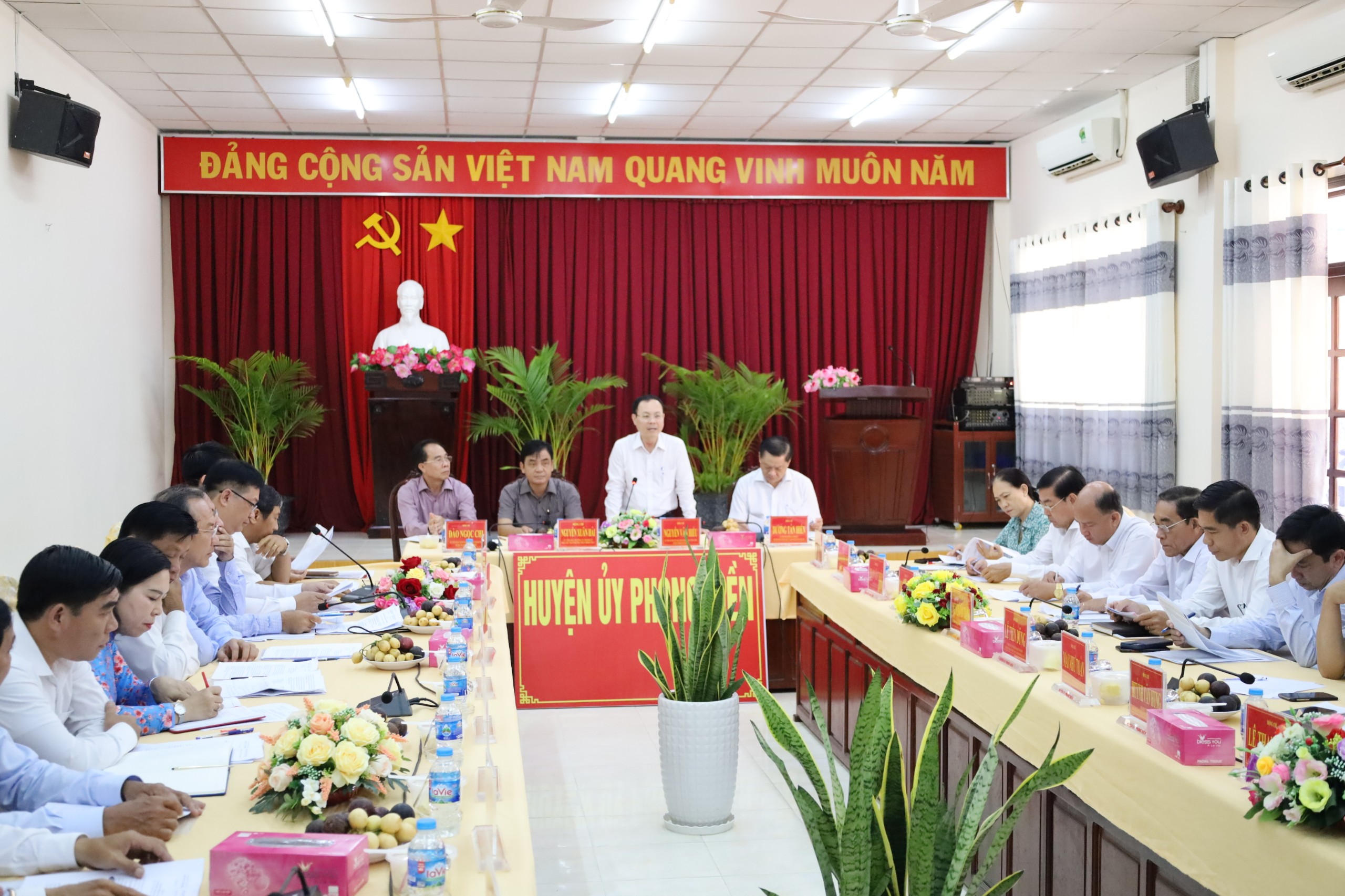 Quang cảnh buổi làm việc tại Huyện ủy Phong Điền.