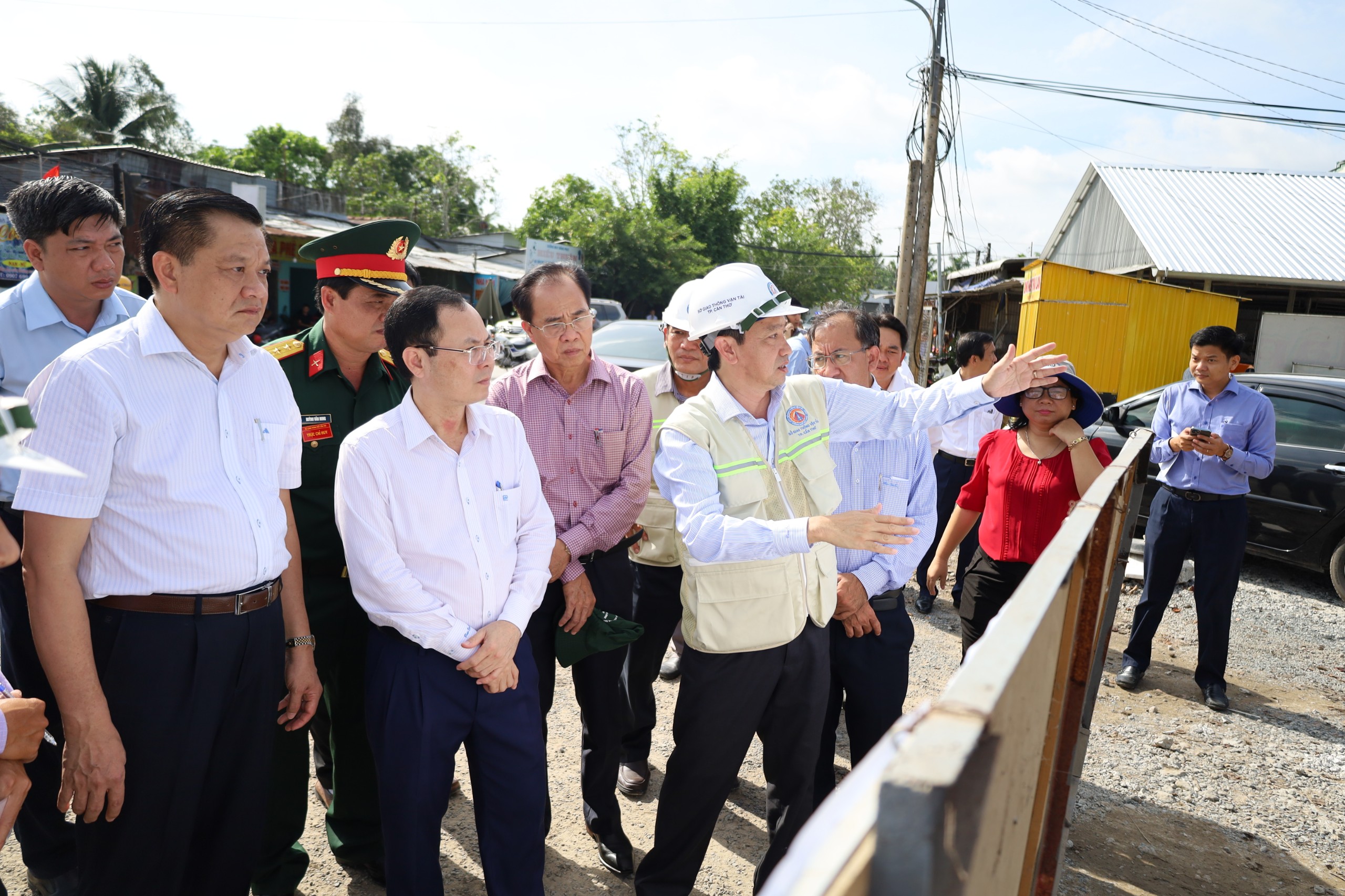 Ông Nguyễn Văn Hiếu - Ủy viên dự khuyết Ban Chấp hành Trung ương Đảng, Bí thư Thành ủy Cần Thơ kiểm tra tiến độ thực hiện dự án công trình cầu Tây Ðô, huyện Phong Điền.