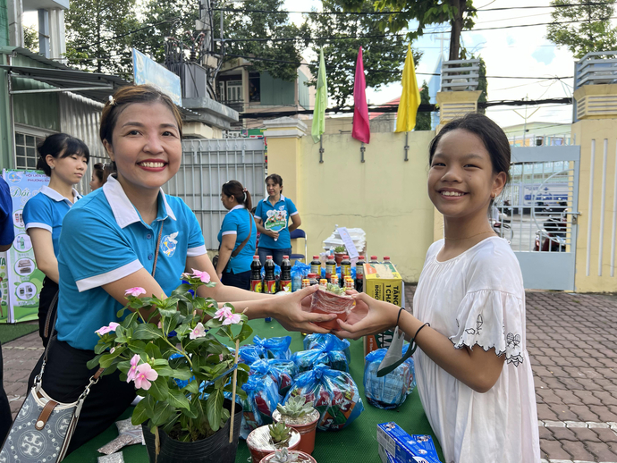 Chị Trần Thụy Kim Ngân - Chủ tịch Hội LHPN Phường An Nghiệp ghi nhận hành động bảo vệ môi trường của các em nhỏ bằng những món quà thiết thực.