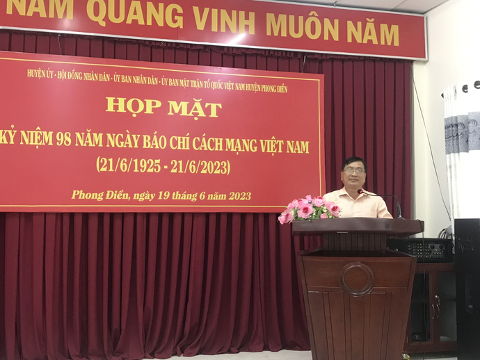 Ông Lê Hoàng Dũng- Phó Chủ tịch UBND đọc diễn văn ôn lại truyền thống vẻ vang và chúc mừng Ngày Báo chí cách mạng Việt Nam.