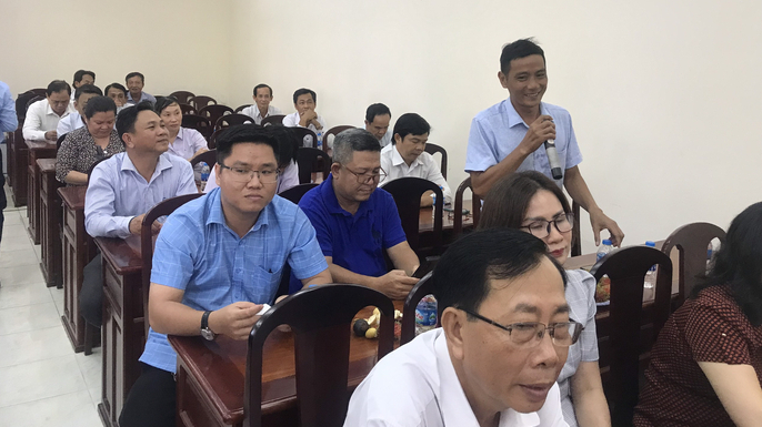 Phóng viên Báo Tuổi Trẻ đóng góp ý kiến cho lãnh đạo huyện Phong Điền.