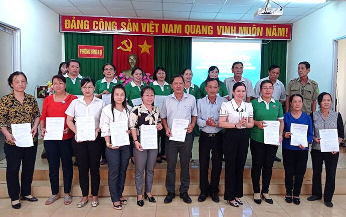 Đại diện Hội LHPN quận Ninh Kiều trao quyết định thành lập Ban Chỉ đạo mô hình. Ảnh: CTV.