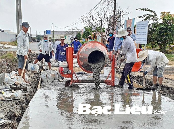 Người dân xã Long Điền Đông (huyện Đông Hải) - nơi có đông đồng bào Khmer sinh sống hiến đất làm lộ nông thôn. Ảnh: C.L