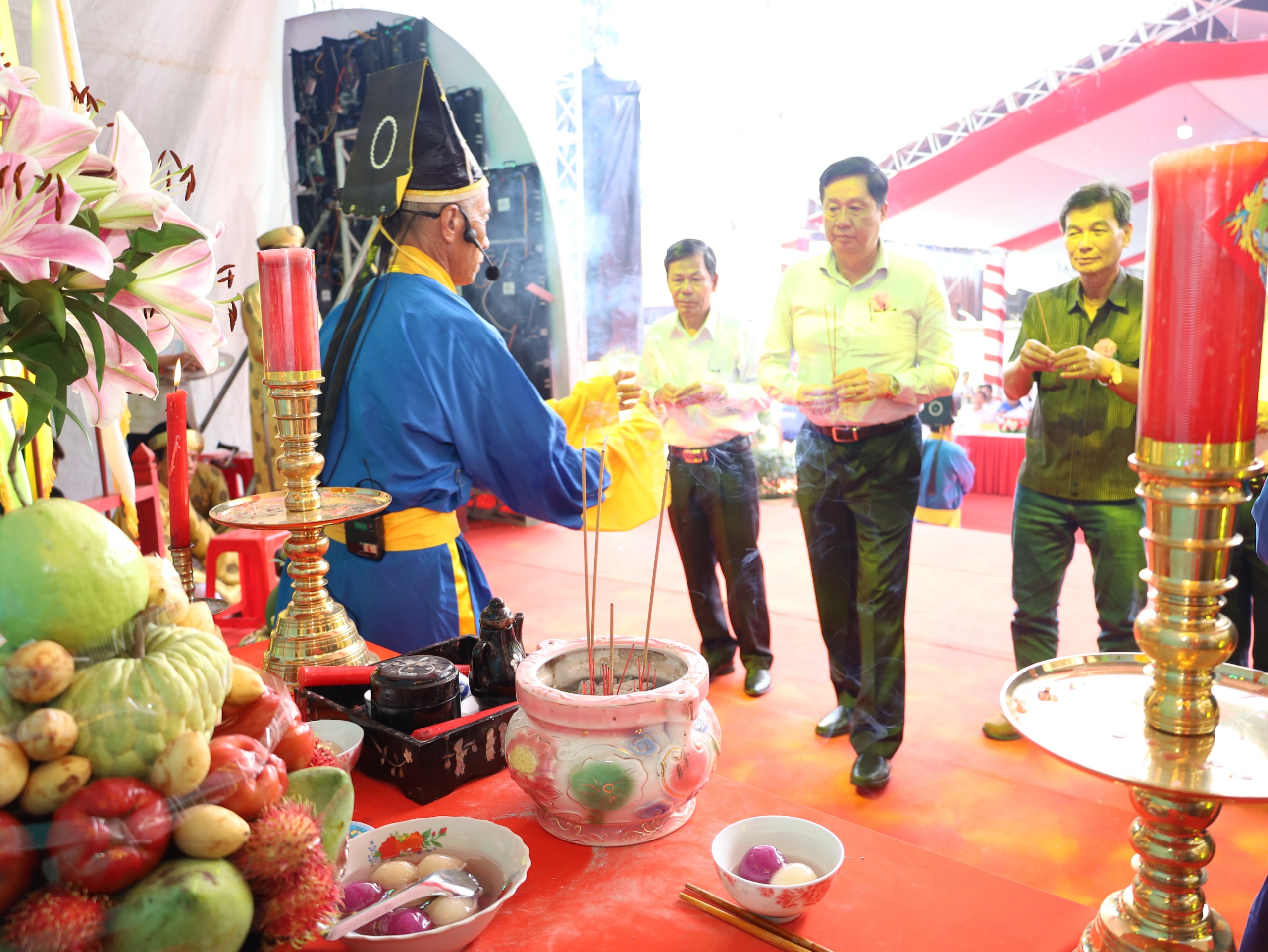 Ông Phạm Văn Hiểu - Phó Bí thư Thường trực Thành ủy, Chủ tịch HĐND TP. Cần Thơ thực hiện nghi thức dâng hương.