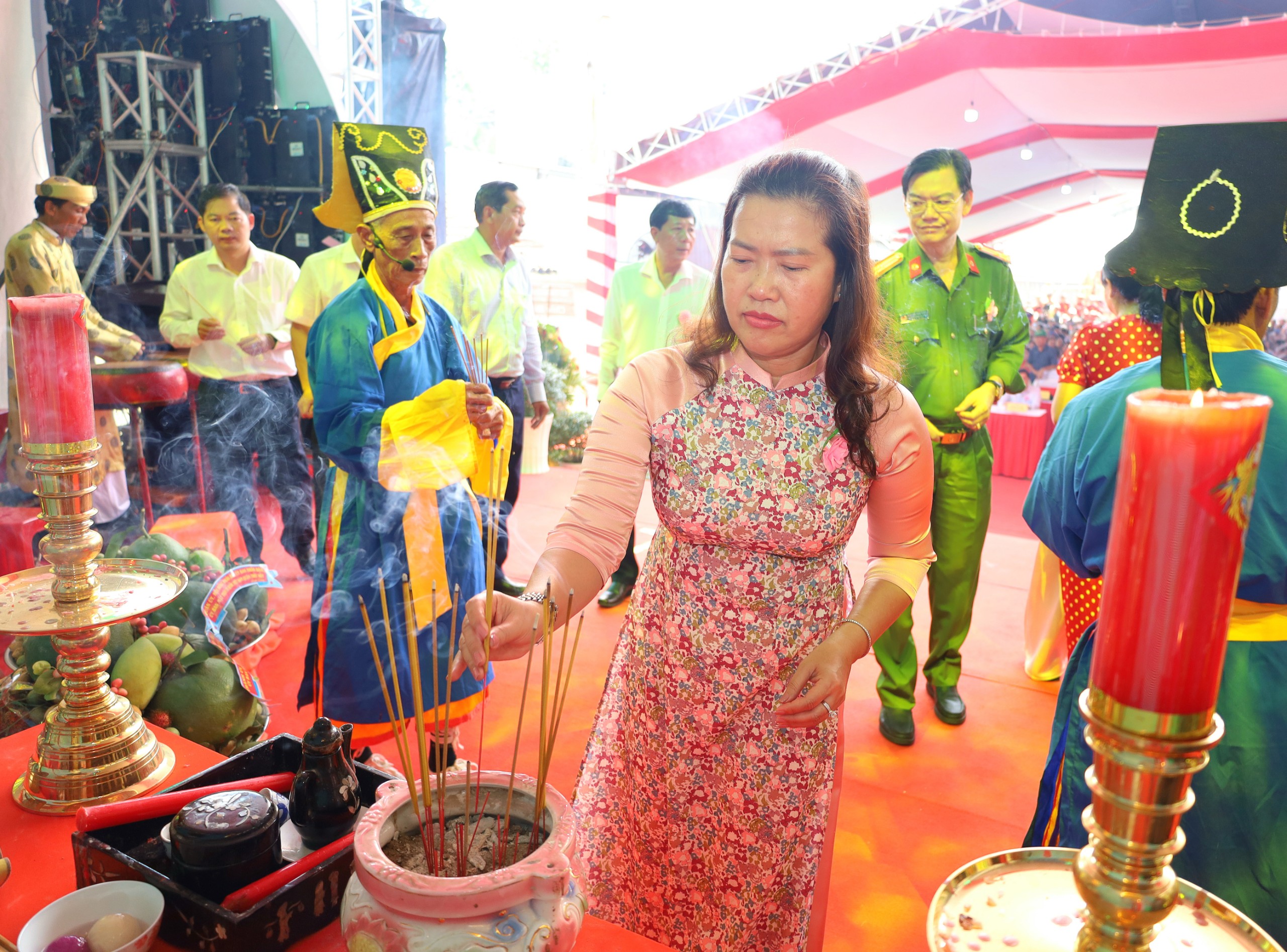 Bà Nguyễn Thị Ngọc Điệp - Bí thư Quận ủy Thốt Nốt thực hiện nghi thức dâng hương.