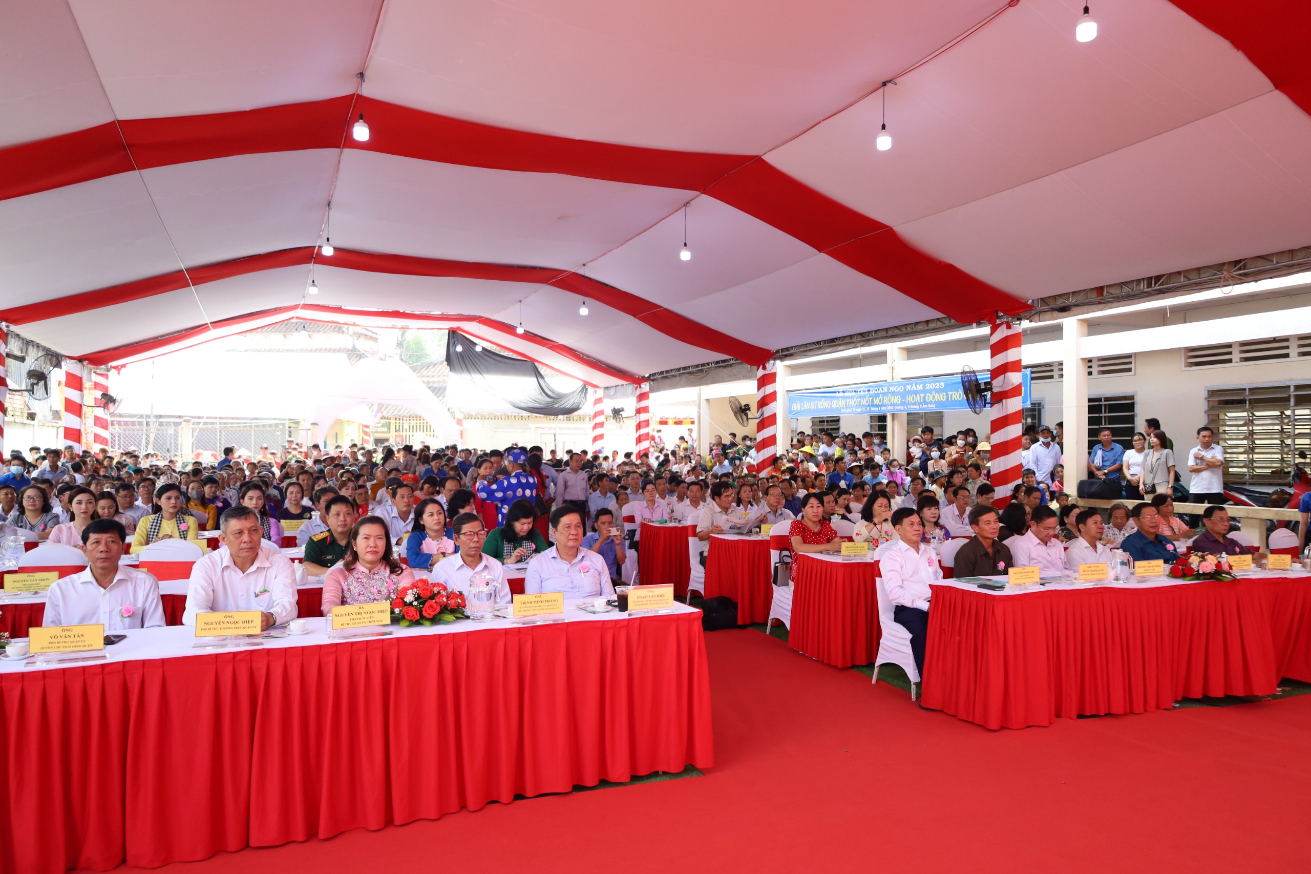 Đại biểu và đông đảo người dân, du khách tham dự khai mạc Lễ hội Vườn trái cây Tân Lộc năm 2023