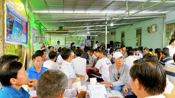 Hội thảo ở đại lý VTNN Thẳng Trang, ấp Trường Thọ, xã Trường Long, huyện Phong Điền do công ty Agrifarm Cần Thơ tổ chức.