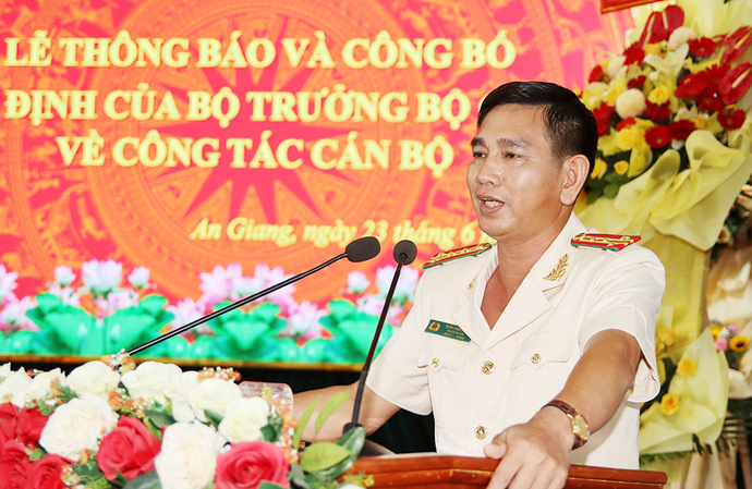 Đại tá Trần Văn Cung - tân Phó Giám đốc Công an tỉnh An Giang phát biểu nhận nhiệm vụ.