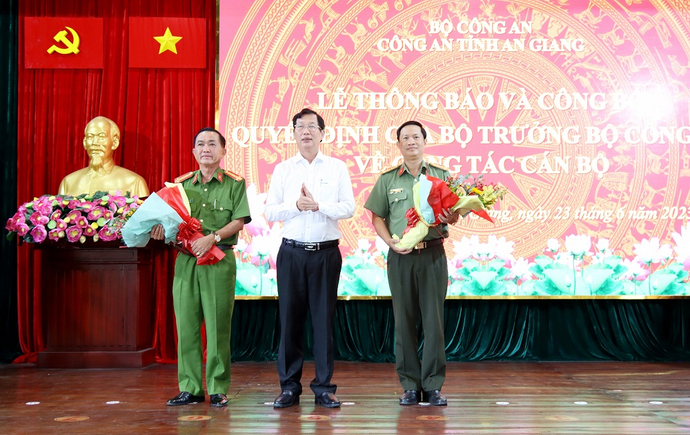 Ông Lê Văn Phước - Phó Chủ tịch thường trực UBND tỉnh An Giang tặng hoa cho Đại tá Bùi Bé Năm và Đại tá Nguyễn Nhật Trường.