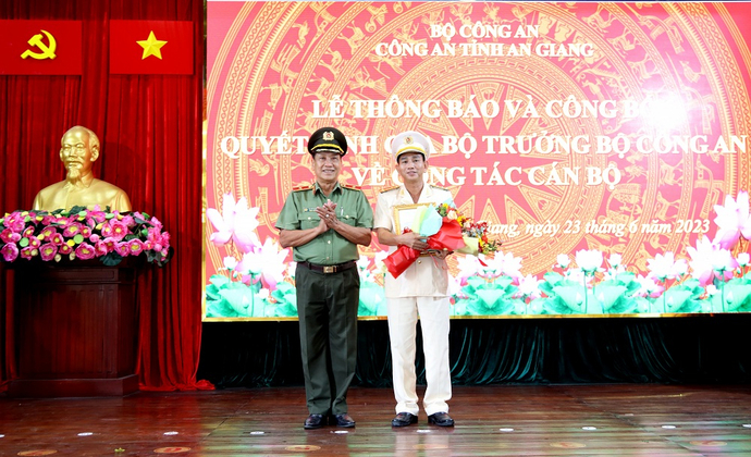 Thừa ủy quyền của Bộ trưởng Bộ Công an, Thiếu tướng Bùi Văn Quyền - Phó Cục trưởng Cục Tổ chức cán bộ, Bộ Công an trao Quyết định cho Đại tá Trần Văn Cung (53 tuổi, quê quán huyện U Minh Thượng, tỉnh Kiên Giang) - tân Phó Giám đốc Công an tỉnh An Giang.