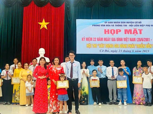 Bà Nguyễn Thị Thúy – Chủ tịch Hội LHPN huyện Cờ Đỏ trao giải nhất cho đơn vị Thị trấn Cờ Đỏ.