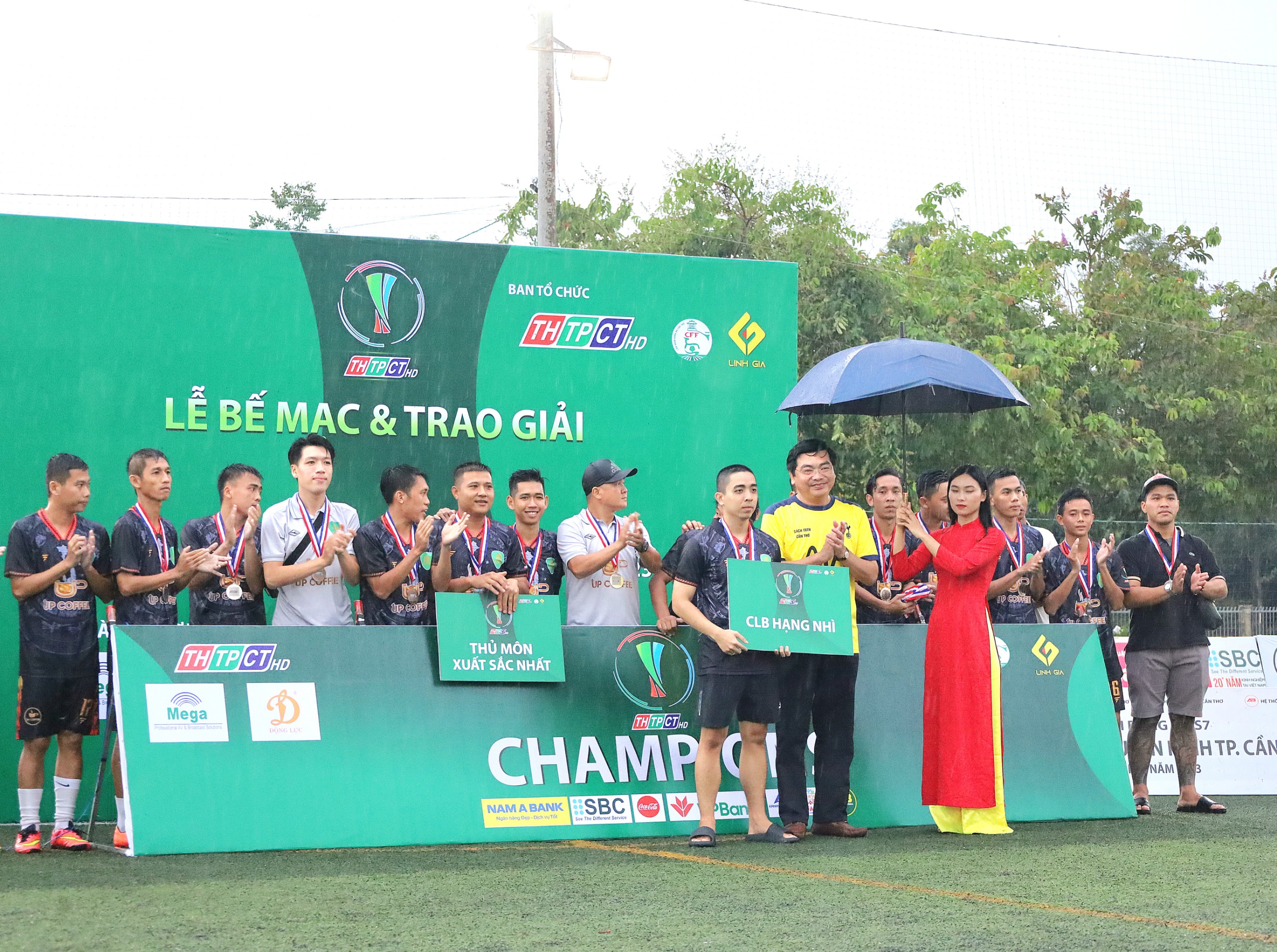 Ông Trần Thanh Bình - Giám đốc Sở GD&ĐT, Phó Chủ tịch LĐBĐ TP. Cần Thơ trao giải cho đội đạt hạng nhì.