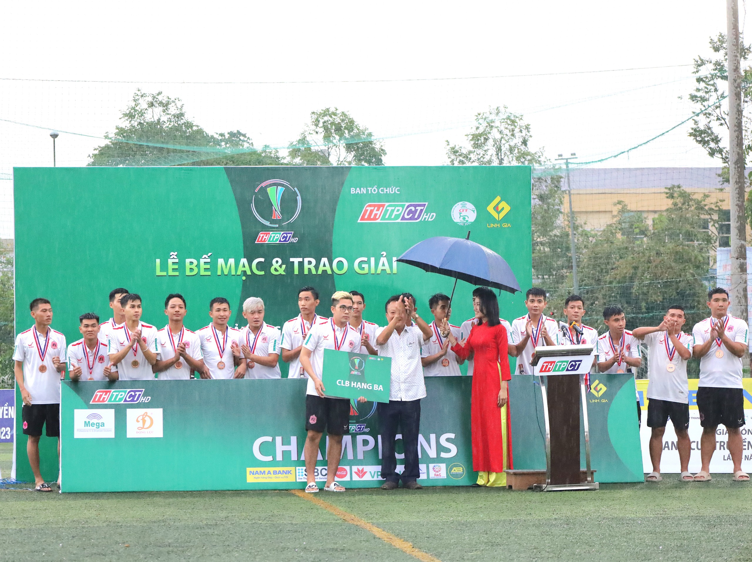 Ông Đỗ Minh Trưởng - Chủ tịch LĐBĐ Cần Thơ (CFF) trao giải cho đội đạt hạng ba.