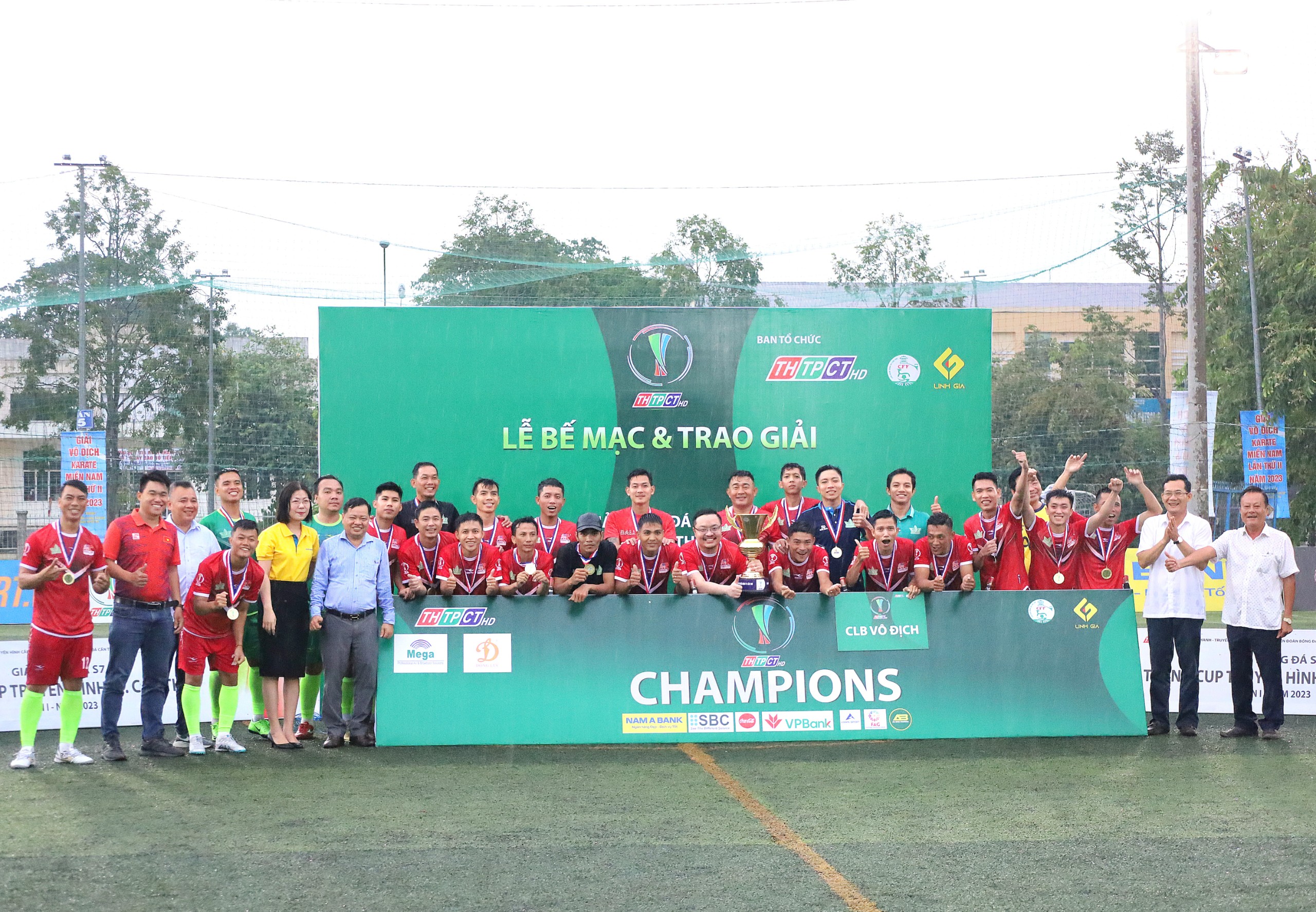 Các đại biểu chụp hình lưu niệm cùng đội bóng vô địch Giải bóng đá Sân 7 Tranh cúp Truyền hình Cần Thơ.