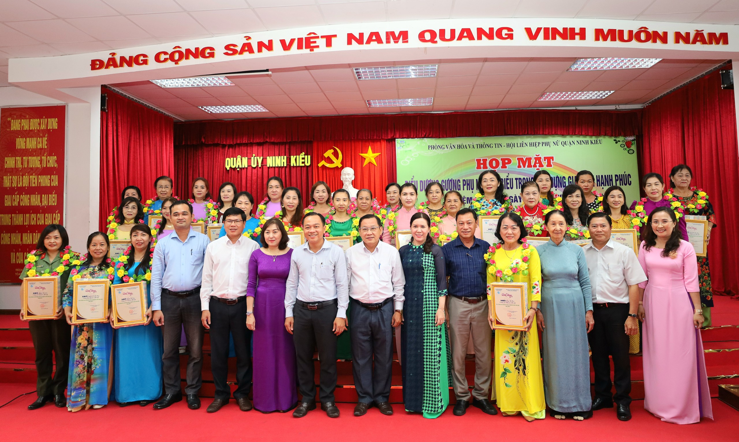 Các đại biểu chụp hình lưu niệm cùng 28 Gương Phụ nữ tiêu biểu trong xây dựng gia đình hạnh phúc quận Ninh Kiều.
