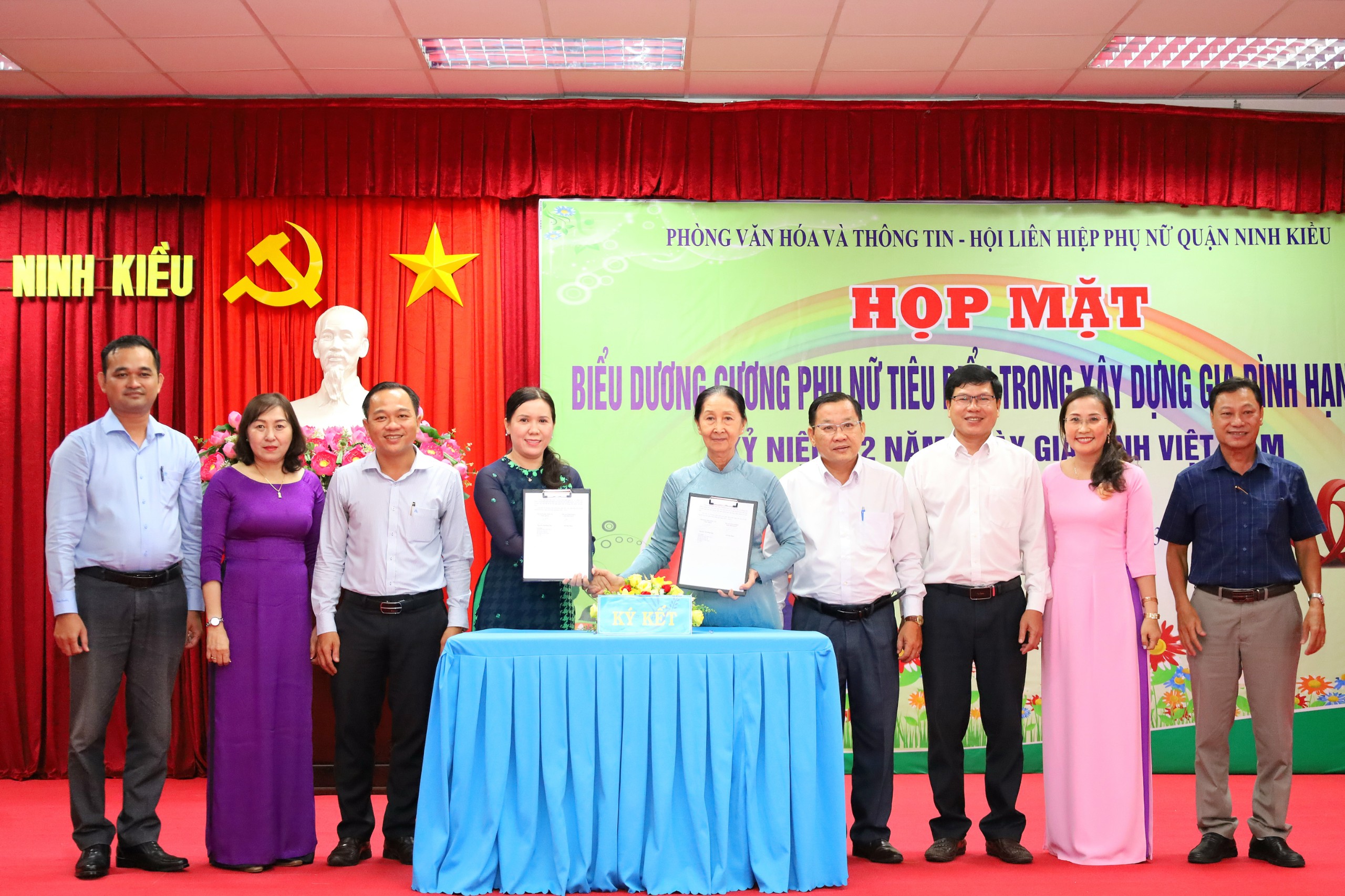 Ký kết kế hoạch phối hợp giữa Hội LHPN Quận và Hội Người Cao Tuổi Quận Ninh Kiều.